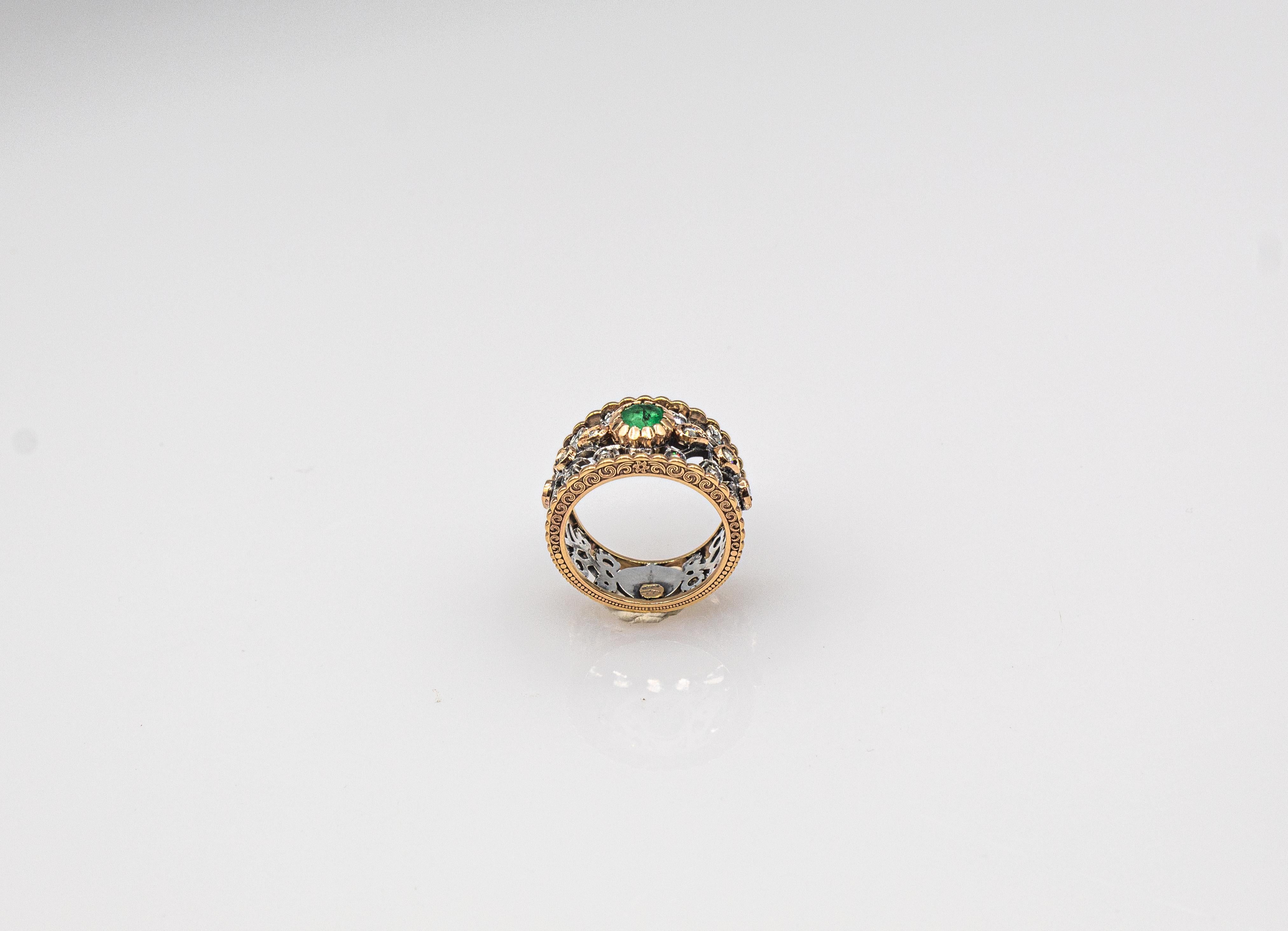 Taille rose Bague en or jaune de style Art Déco, diamant blanc taillé en rose, émeraude taillée en ovale en vente