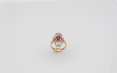 Anillo de cóctel de oro amarillo con diamante blanco talla rosa y rubí talla oval estilo art déco