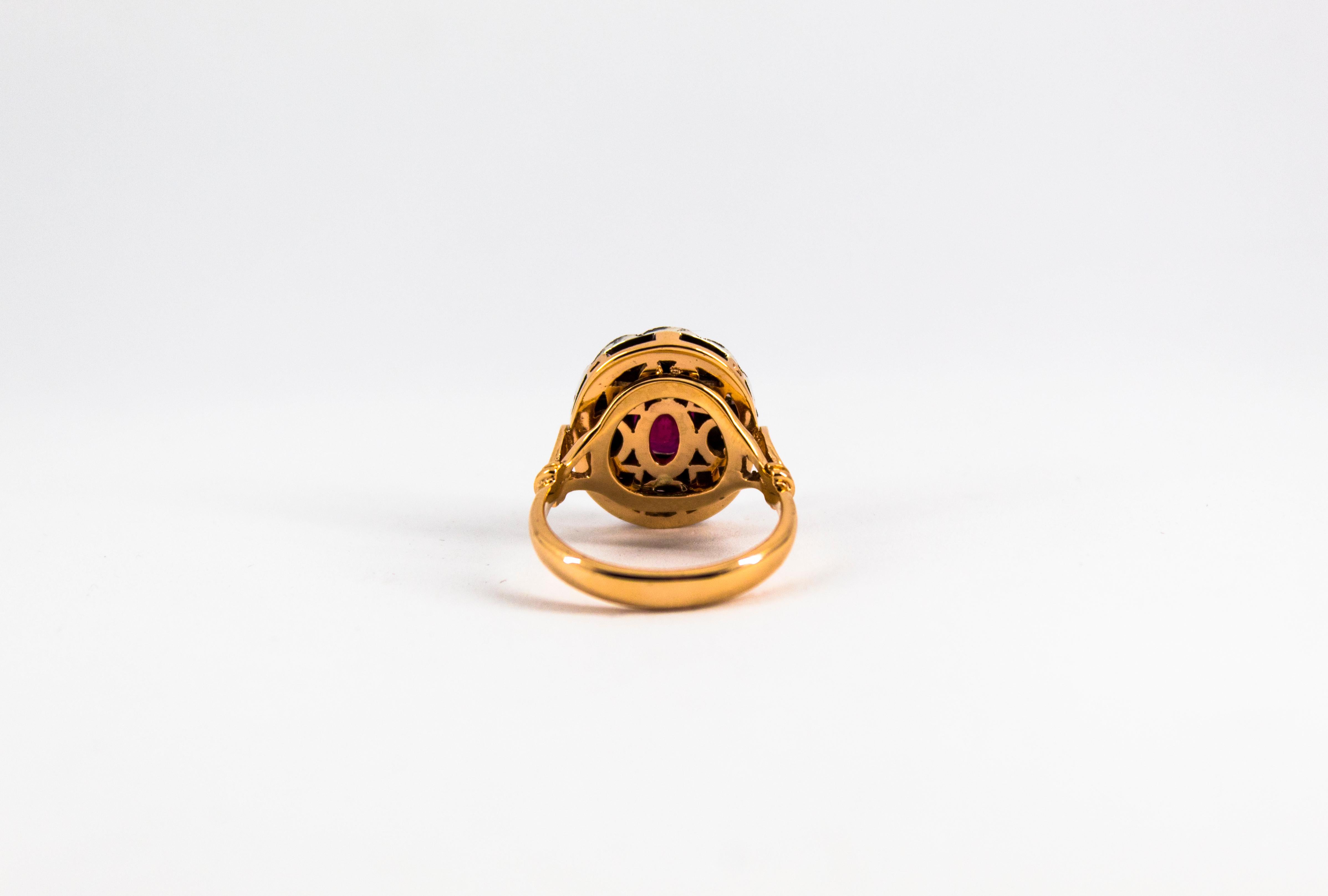 Bague cocktail de style Art déco en or jaune avec diamants blancs taille rose et rubis taille ovale Neuf - En vente à Naples, IT