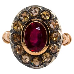 Anello da cocktail in oro giallo con diamante bianco taglio rosa e rubino taglio ovale in stile Art Deco