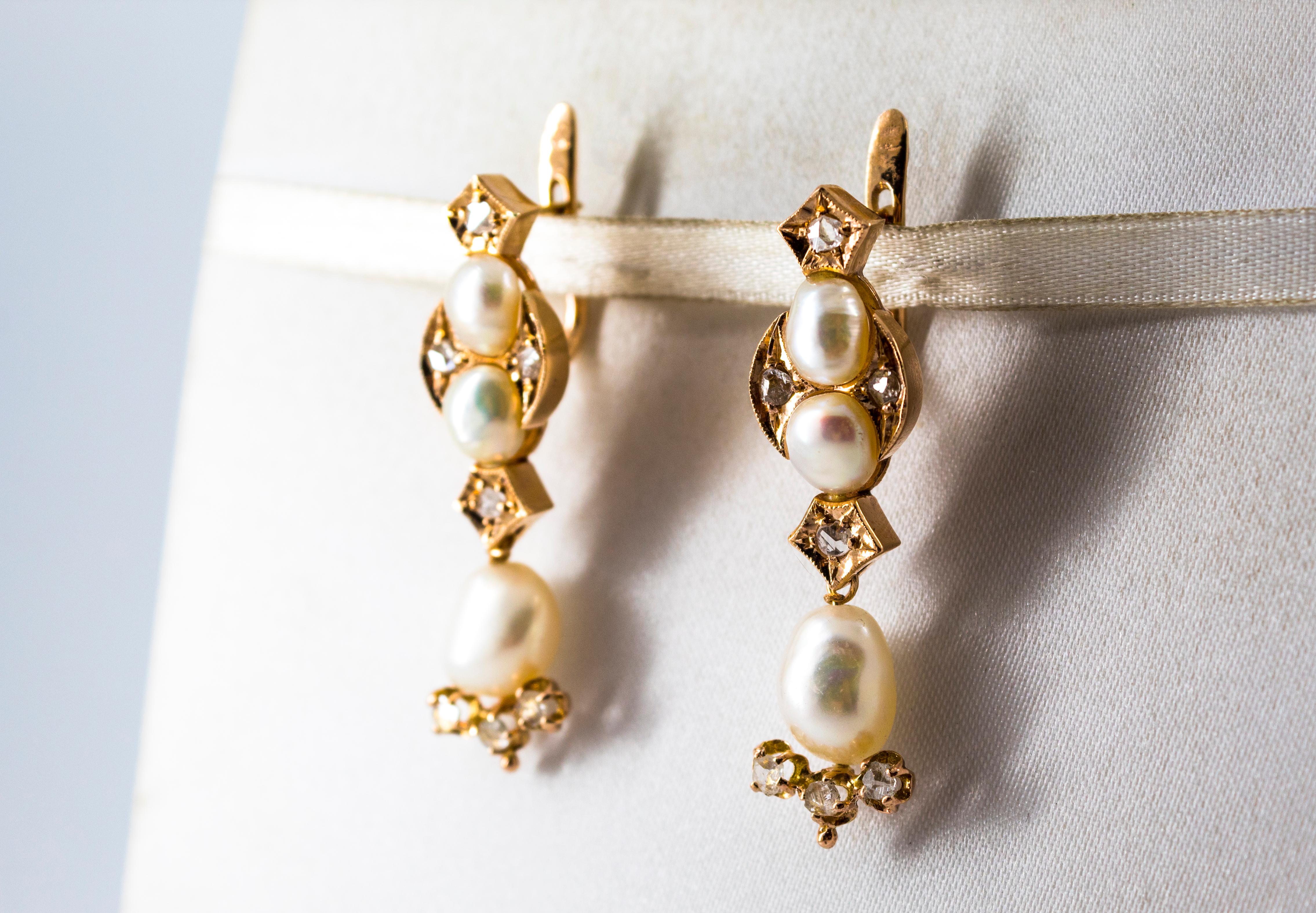 Boucles d'oreilles pendantes de style Art déco en or jaune avec perles et diamants blancs taille rose Unisexe en vente