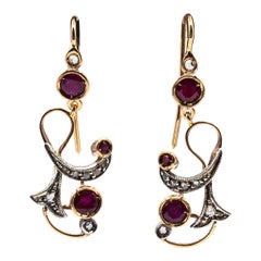 Boucles d
oreilles pendantes de style Art déco en or jaune avec diamants blancs taille rose et rubis