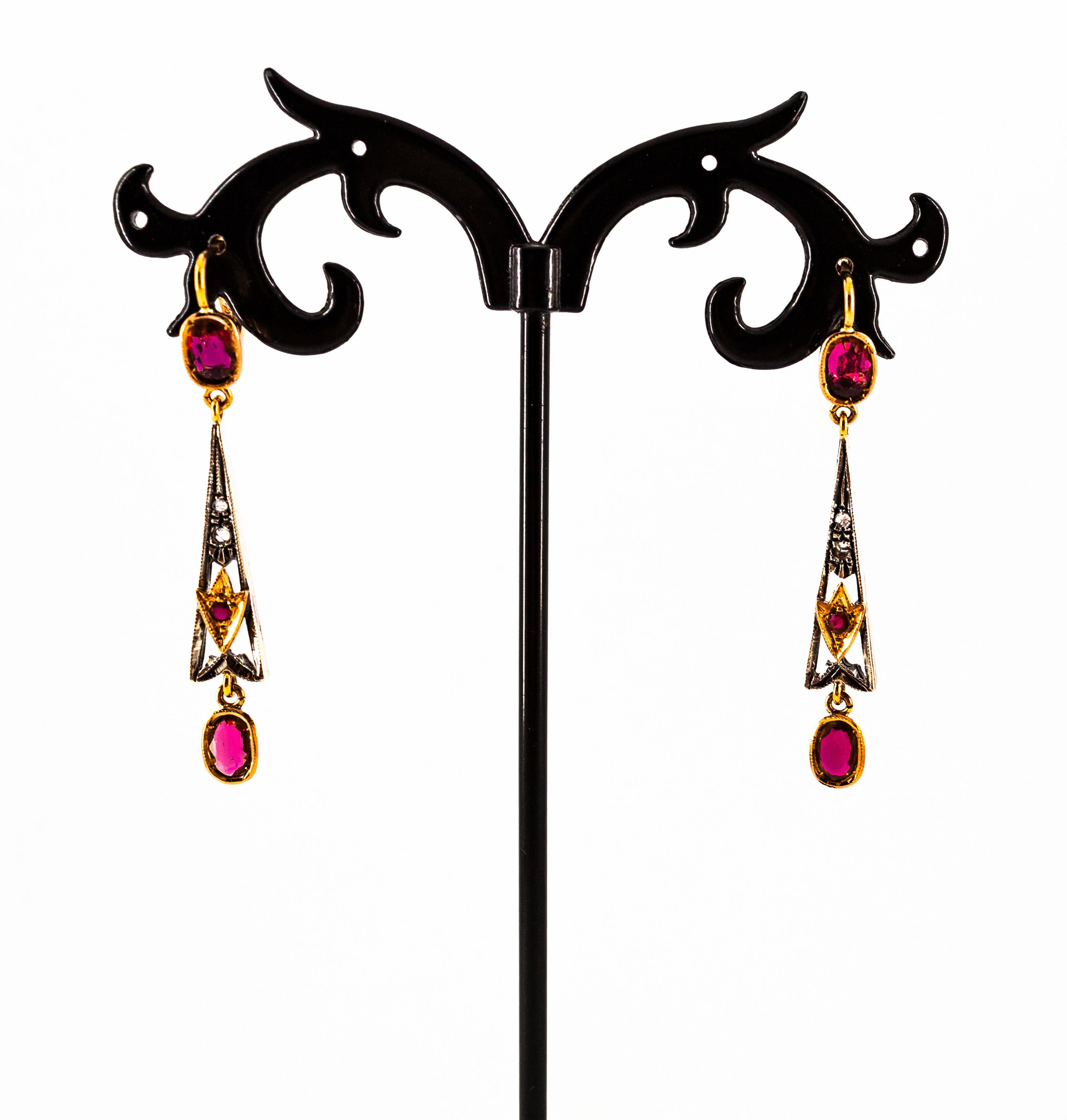 Boucles d'oreilles pendantes de style Art déco en or jaune avec diamants blancs taille rose et rubis Unisexe en vente