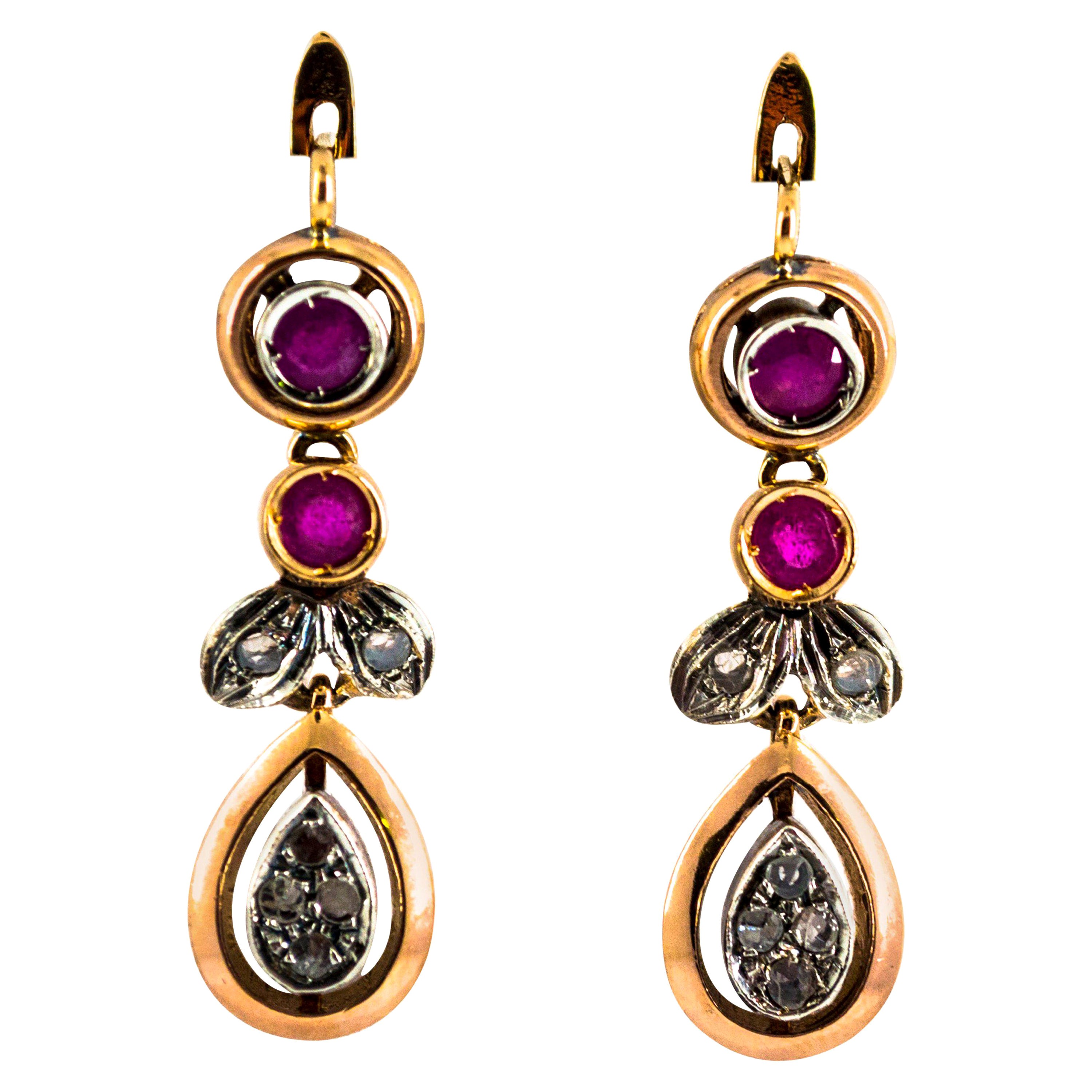 Boucles d'oreilles pendantes de style Art déco en or jaune avec diamants blancs taille rose et rubis