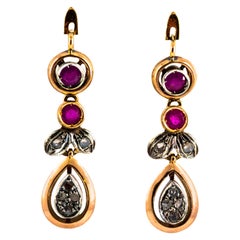 Boucles d'oreilles pendantes de style Art déco en or jaune avec diamants blancs taille rose et rubis