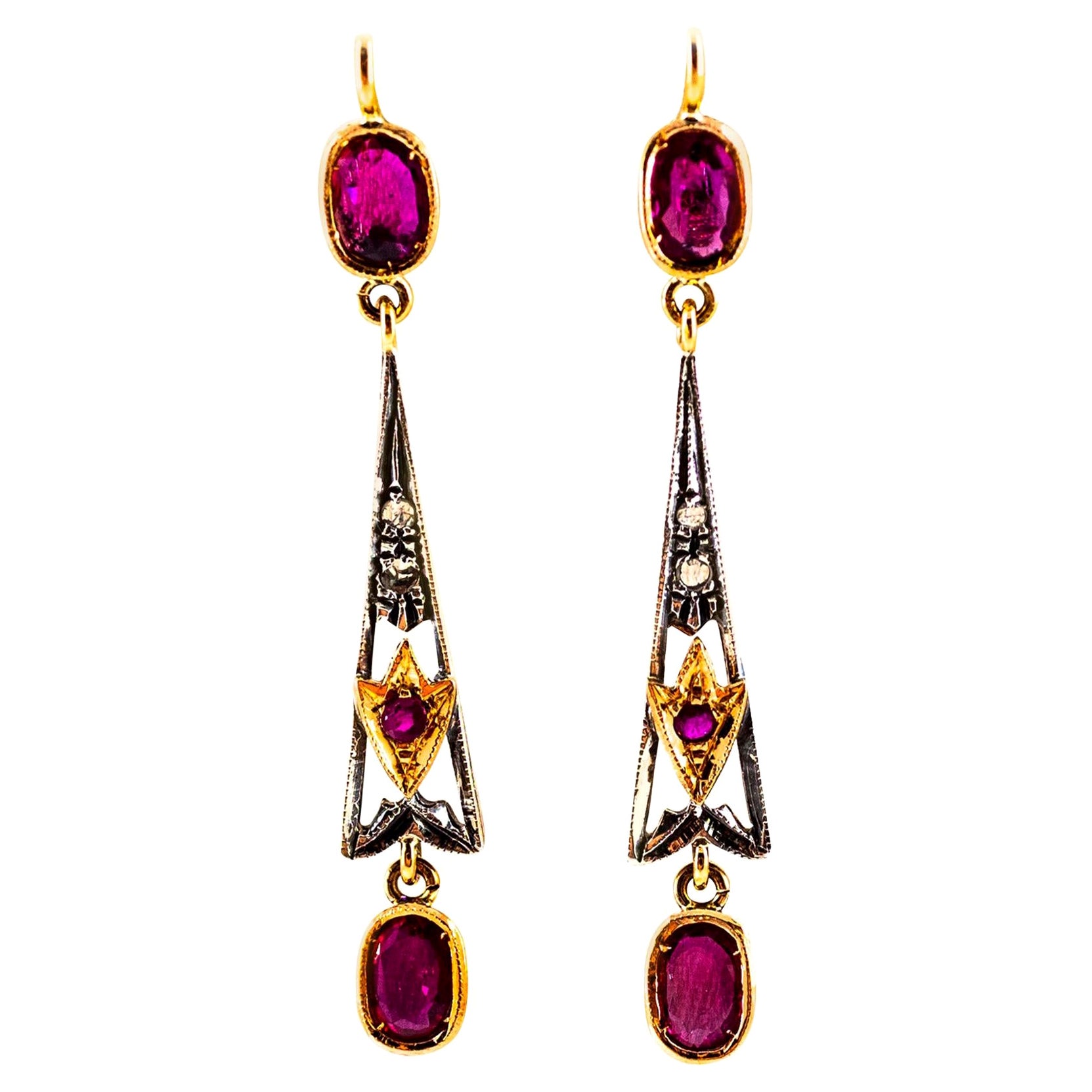 Boucles d'oreilles pendantes de style Art déco en or jaune avec diamants blancs taille rose et rubis