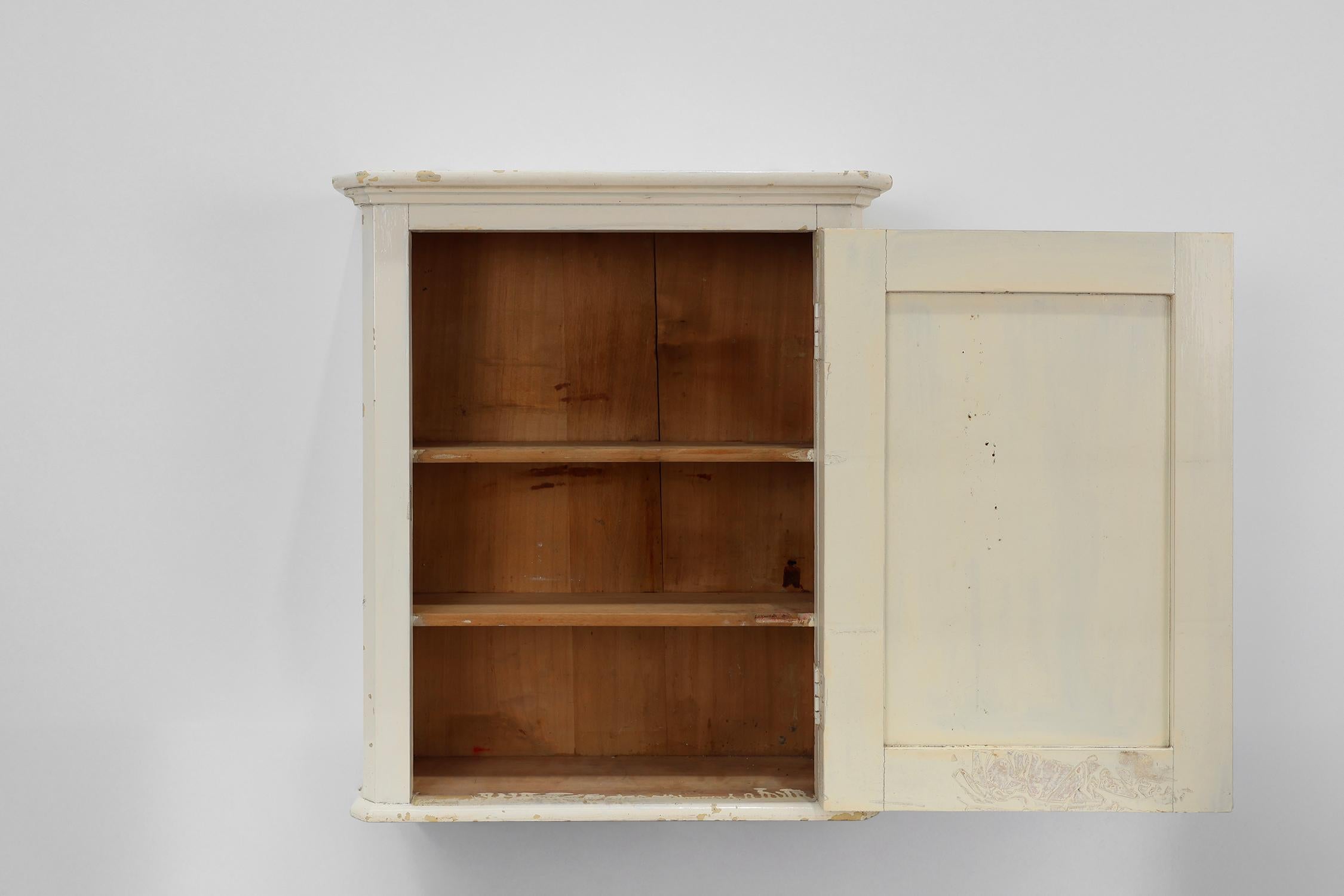 Art Deco style white wooden medicine wall cabinet, France 1920s In Good Condition For Sale In Meulebeke, BE
