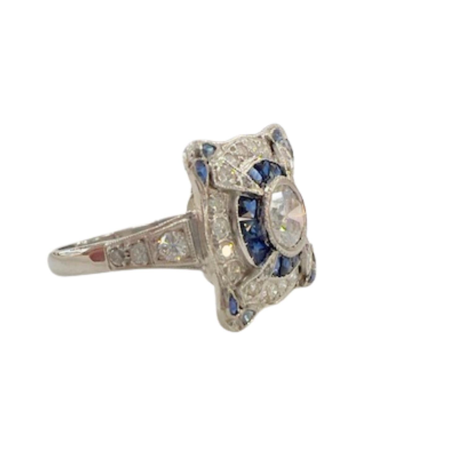 Uno splendido anello in platino di ispirazione Art Déco, con diamanti e zaffiri a taglio brillante. Questo elegante pezzo combina un design classico con una squisita lavorazione artigianale.

**IN PRONTA CONSEGNA

Specifiche tecniche:

Metallo: