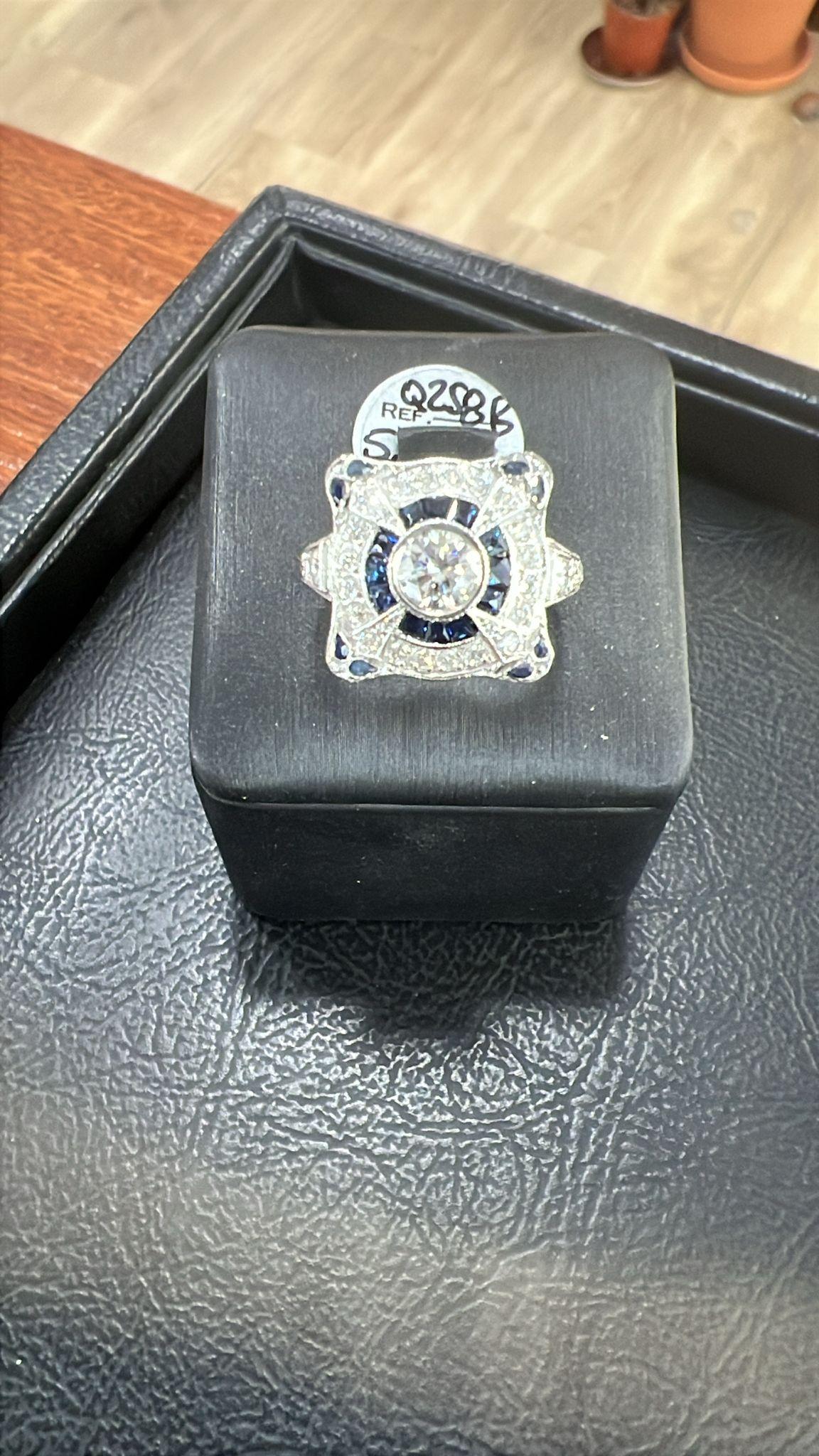 Art Déco Anello in stile Art Deco con diamanti da 0,88 carati e zaffiri taglio pera in platino in vendita