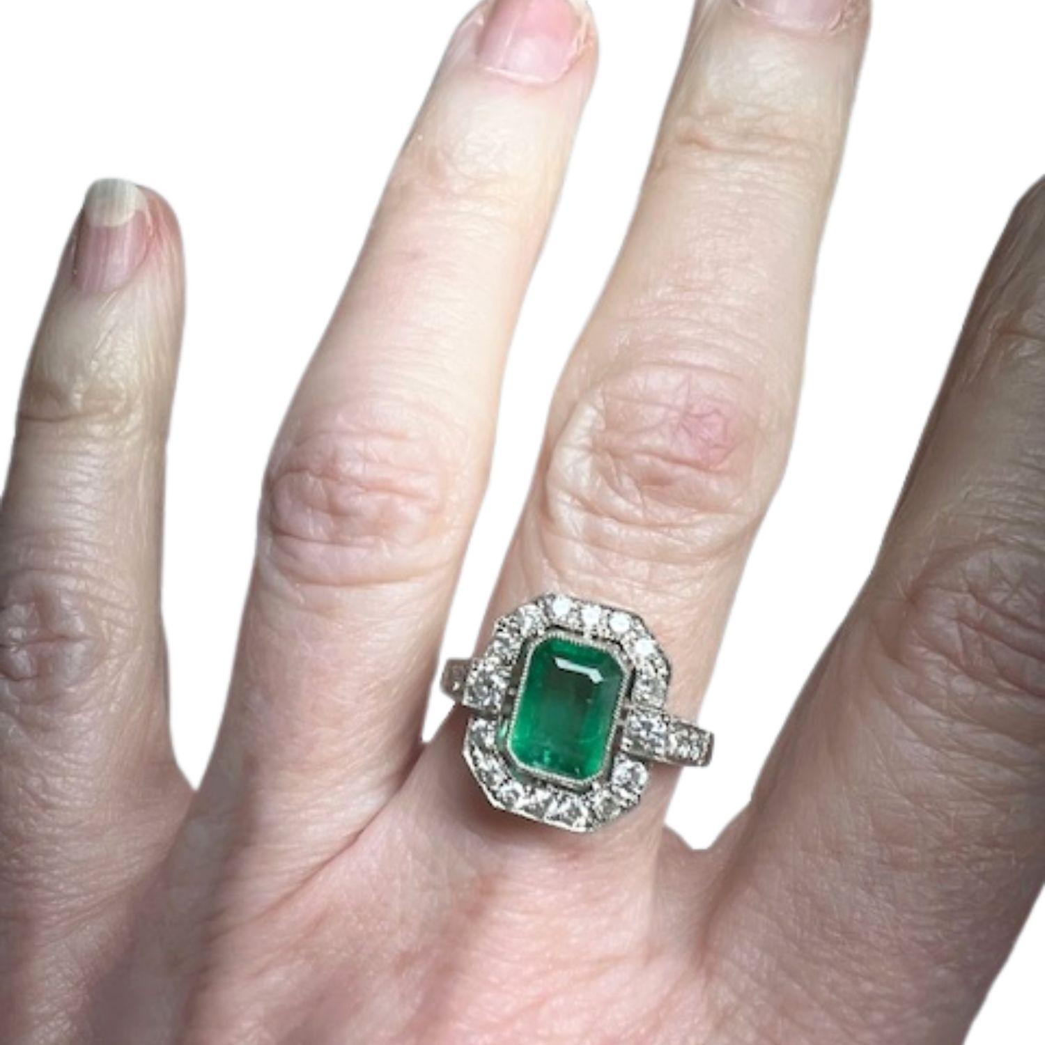 Platinring im Art-Déco-Stil mit Diamanten und Smaragd (Art déco) im Angebot