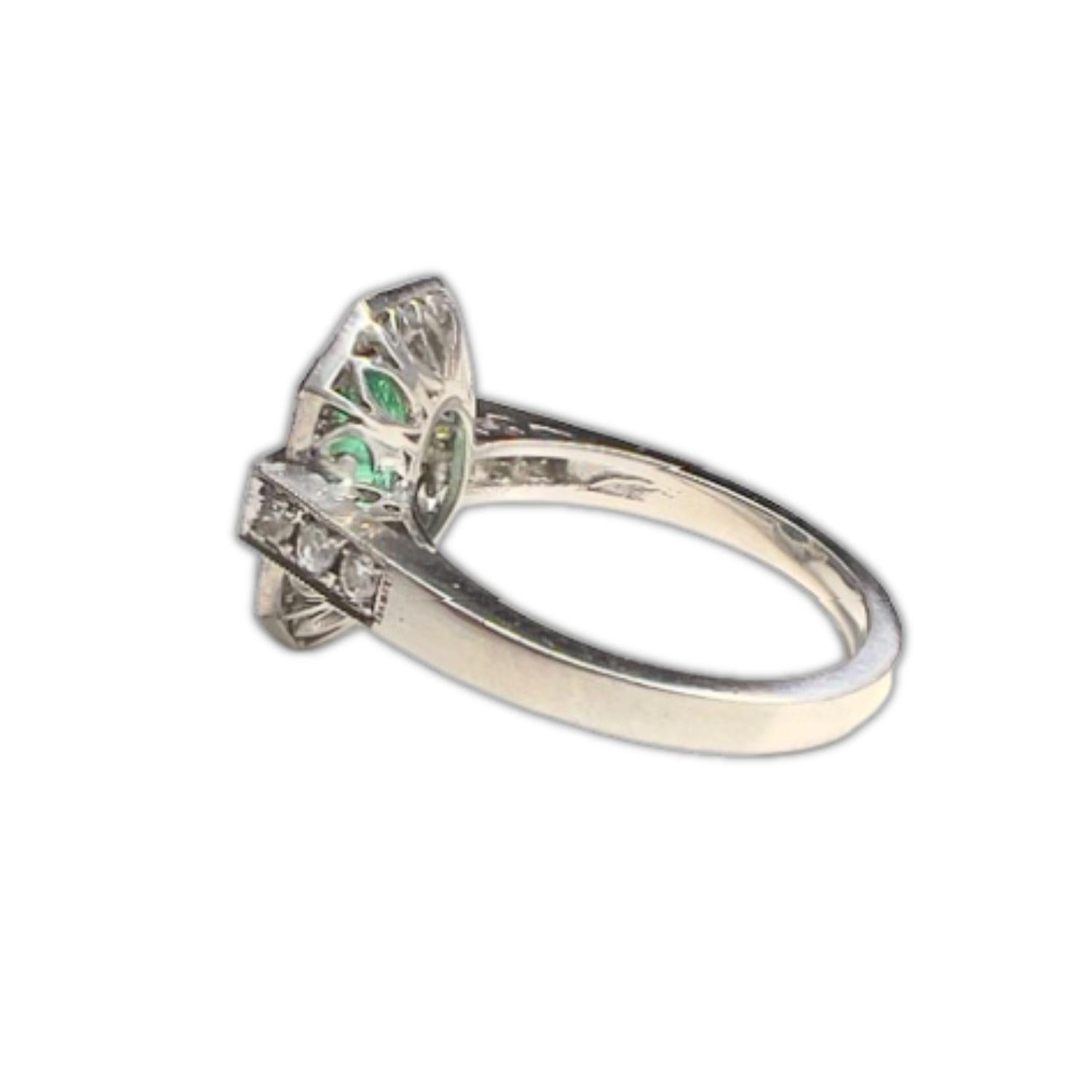 Platinring im Art-Déco-Stil mit Diamanten und Smaragd (Smaragdschliff) im Angebot
