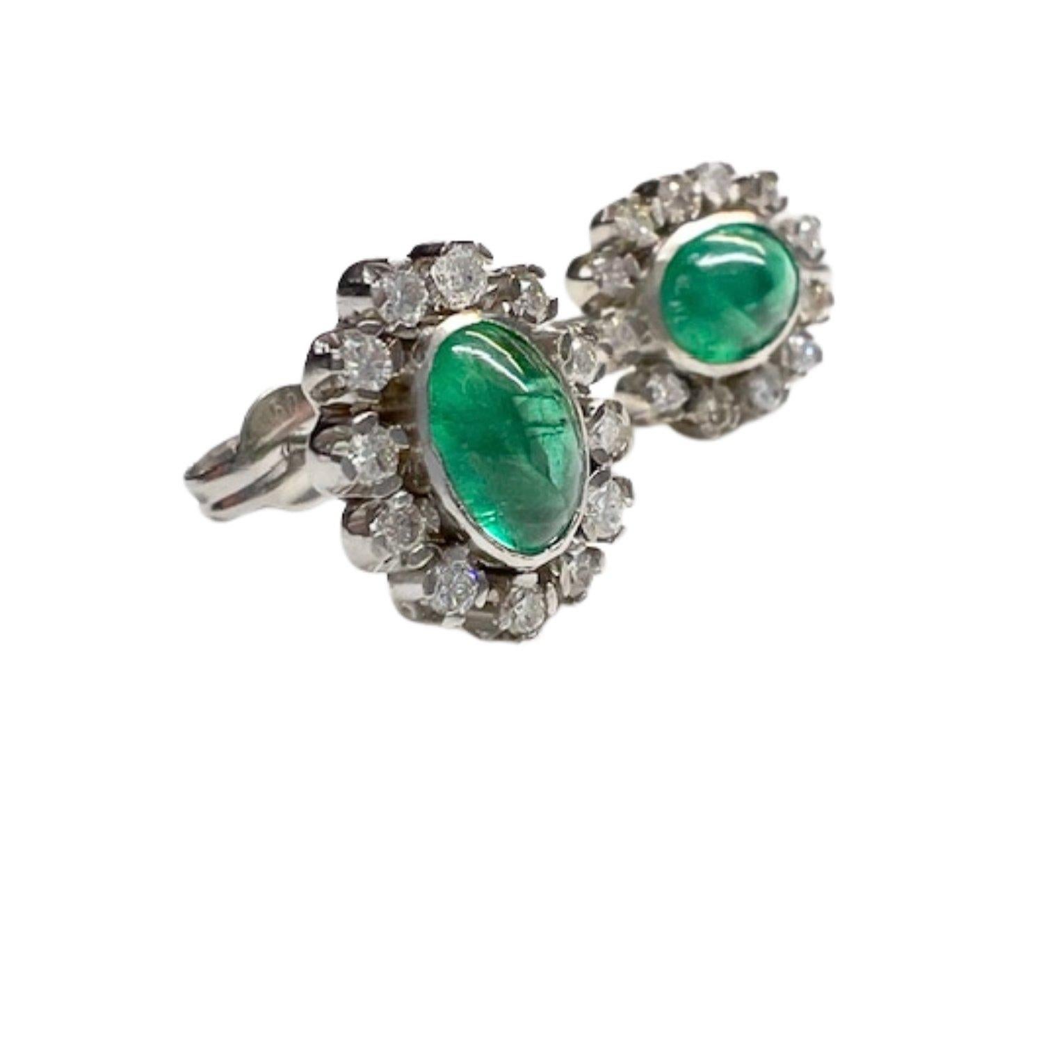 Experience the allure of Art Deco elegance with these platinum 950 karat rosette earrings, embellished with diamonds and a Colombian emerald. Weighing 3.08 grams and measuring 1.2 cm in length and 1 cm in width, these earrings exude sophistication