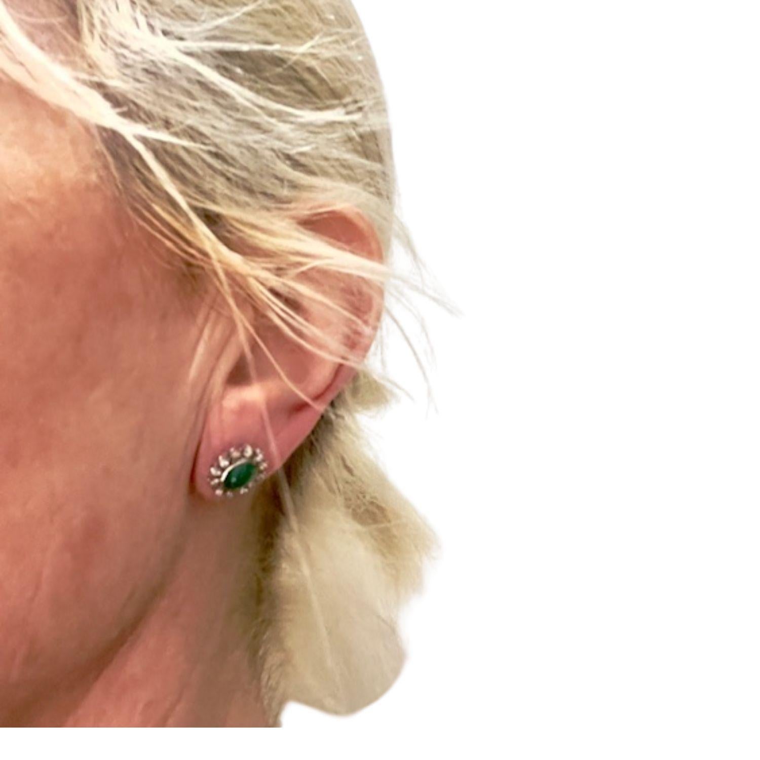 Art Deco Style with Diamonds and Emerald Platinum Rosette Ear In Good Condition In MADRID, ES
