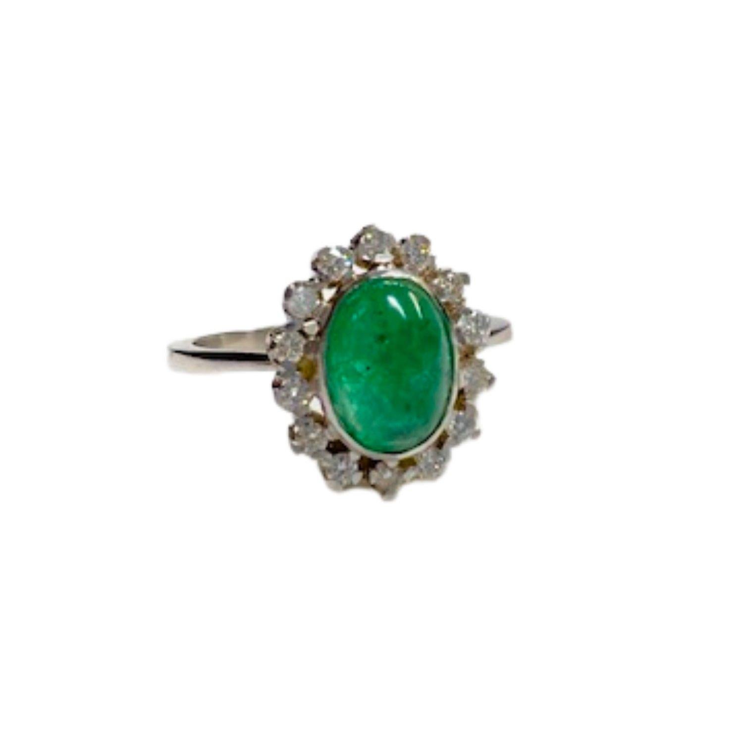 Envelop yourself in timeless elegance with this Art Deco-inspired platinum rosette ring, adorned with diamonds and a Colombian emerald. Weighing 4.30 grams and sized at 15/55, this ring showcases a rosette design measuring 1.3 cm x 1.00 cm,