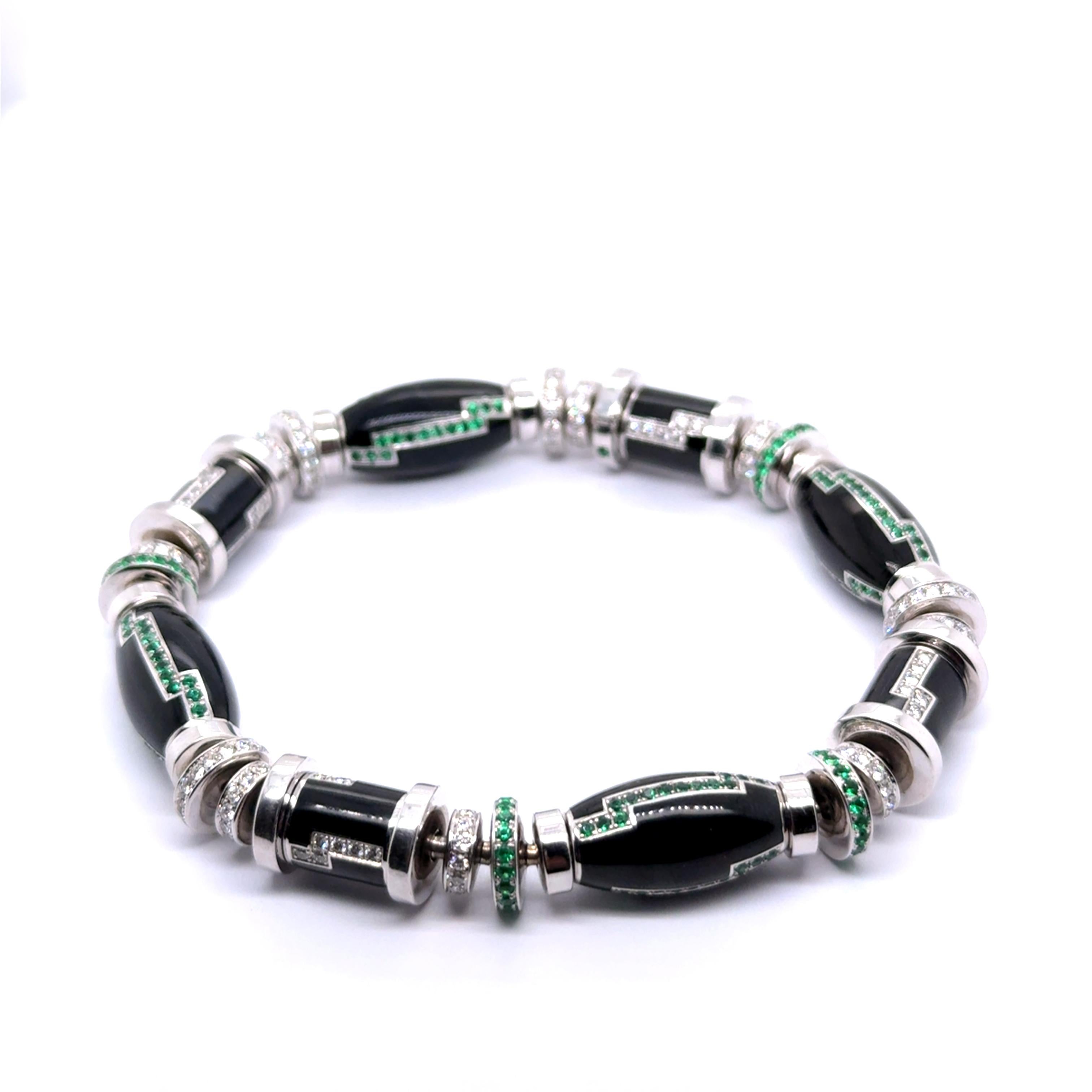 Parte de la colección Nueva York, esta llamativa pulsera de estilo Art Déco en oro blanco de 18 quilates destaca un atrevido diseño geométrico acentuado por un lujoso motivo de esmalte negro, que ejemplifica una orfebrería excepcional. Adornado con