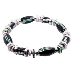 Style Art Déco avec émail, émeraudes et diamants en or blanc 18 carats par Gübelin