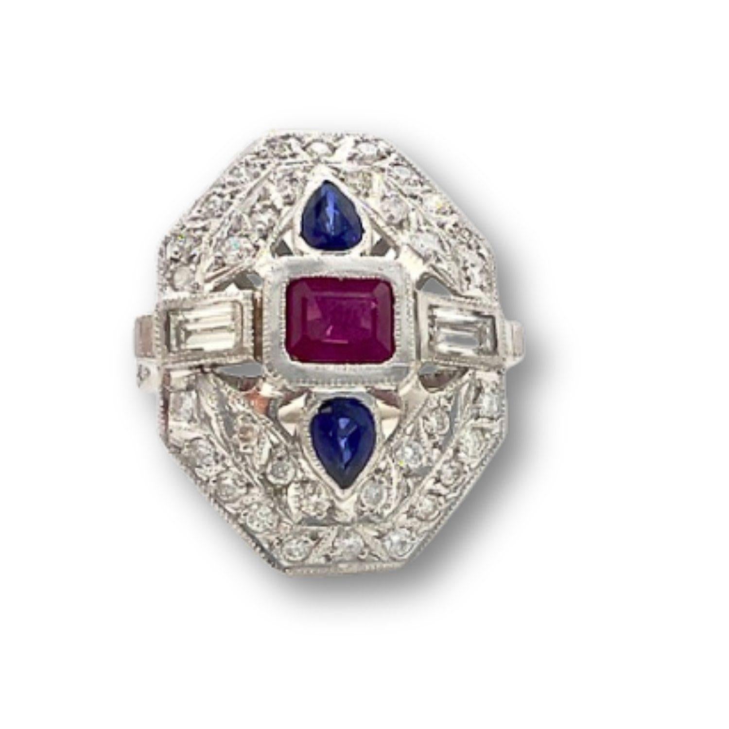 Dieser atemberaubende Platinring im Art-Déco-Stil ist mit Rubinen, Saphiren und Diamanten besetzt und verleiht Ihnen einen ganz besonderen Stil. Mit einem Gewicht von 9,51 Gramm und einer Größe von 17,5/57,5 ist dieser Ring mit einer Länge von 2,5