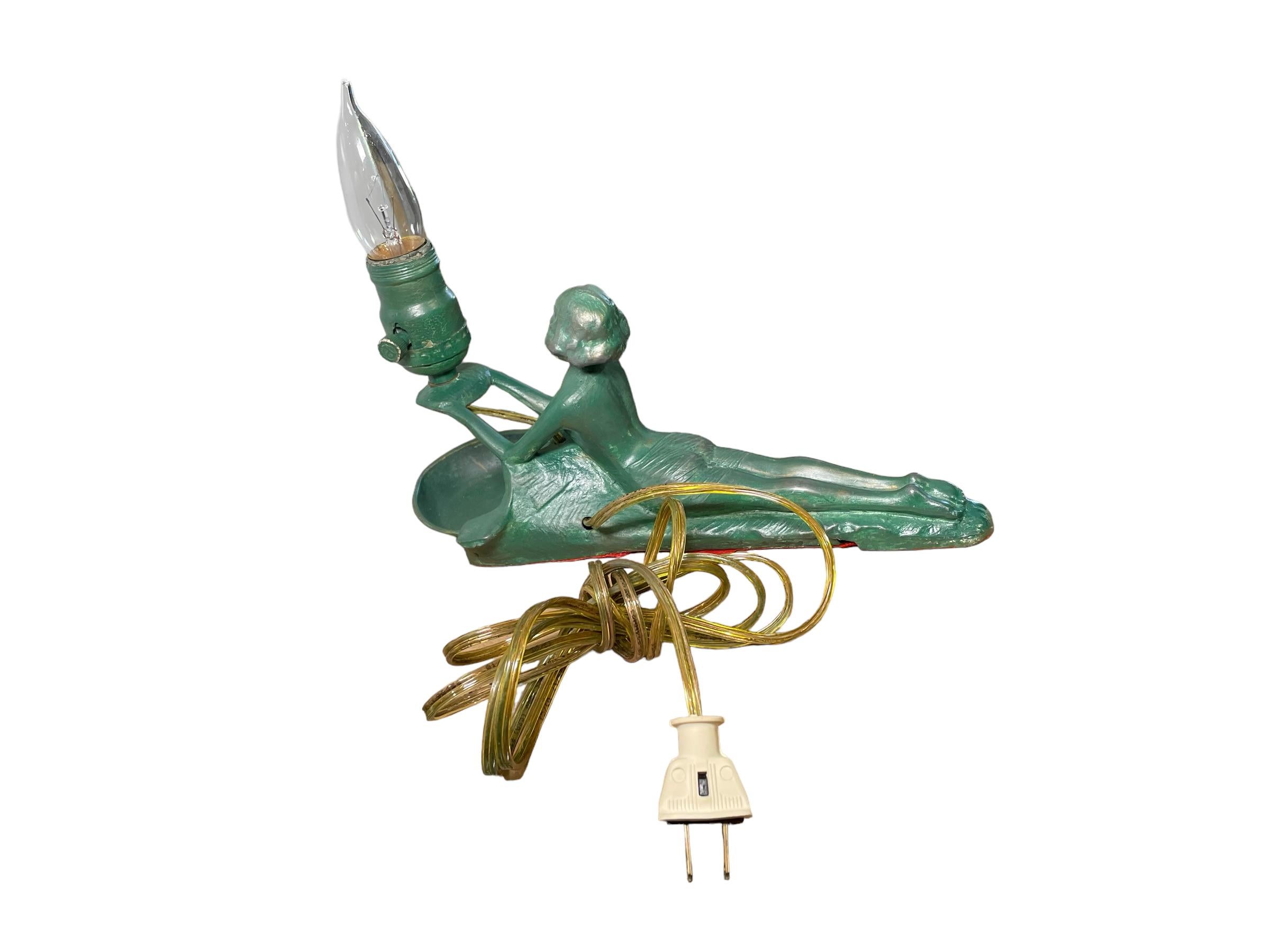 Américain Lampe / Plat à anneaux de style Art Déco femme danseuse/ Nymphe en métal en vente