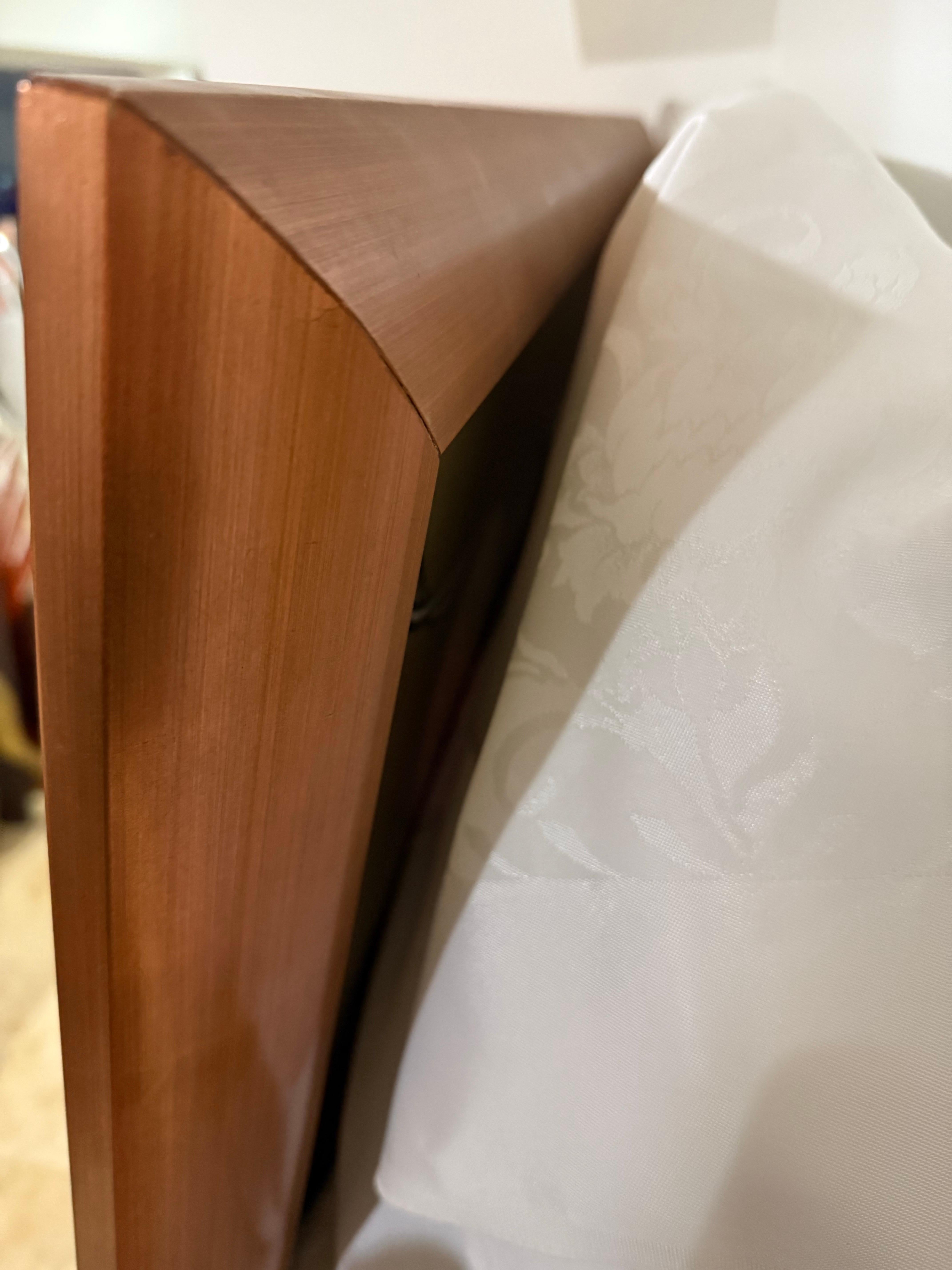 Originales Gemälde auf Tafel im Art-Déco-Stil mit Frau mit Leopardenmuster von Istvan Bernath (amerikanisch) im Angebot