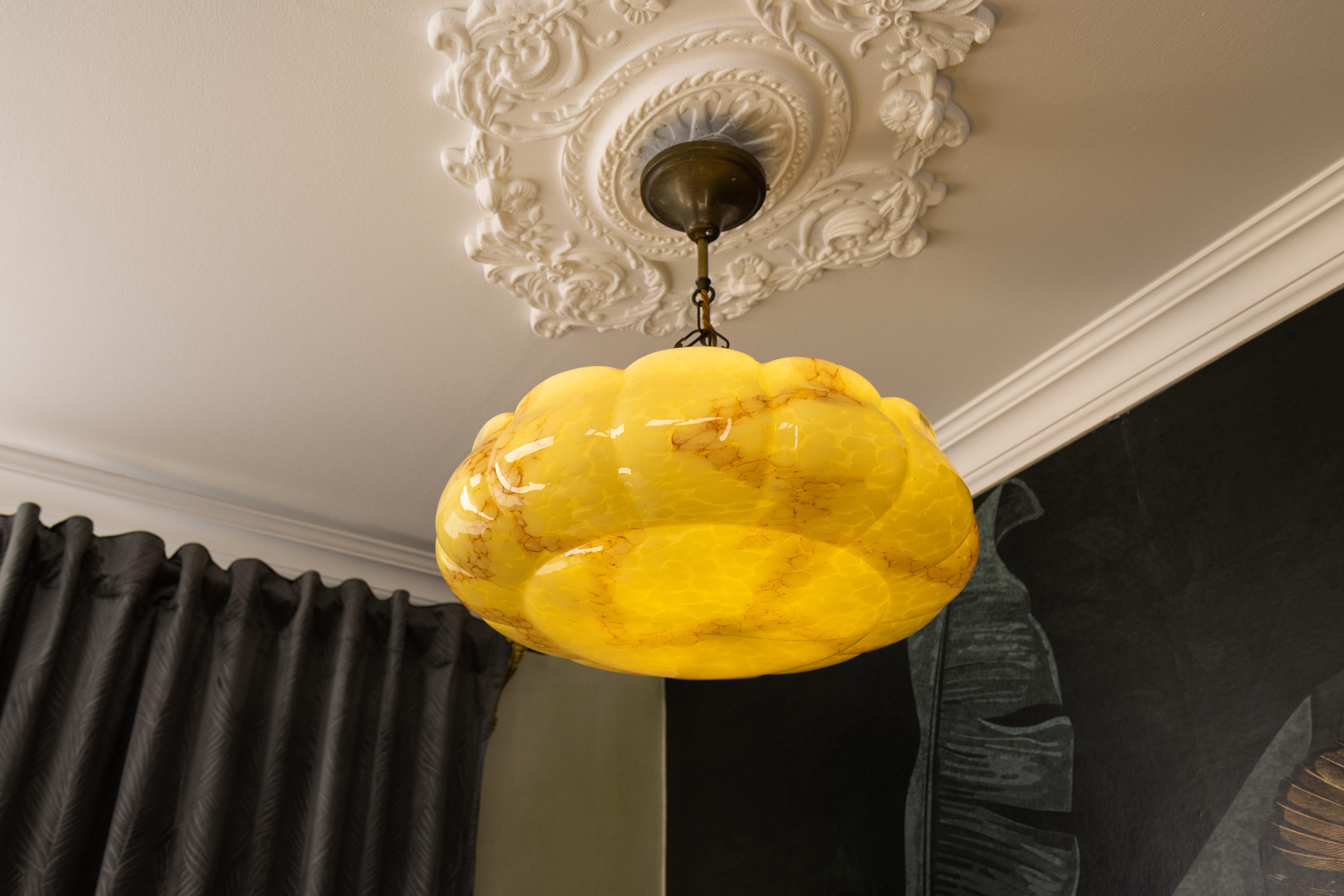 Art Deco Style Yellow and Beige Marbled Glass Pendant Light, Germany, 1950s In Good Condition For Sale In Barntrup, DE