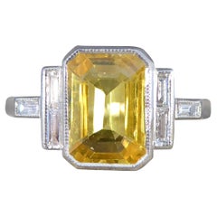 Anello in stile Art Déco con zaffiro giallo e diamante taglio baguette in platino