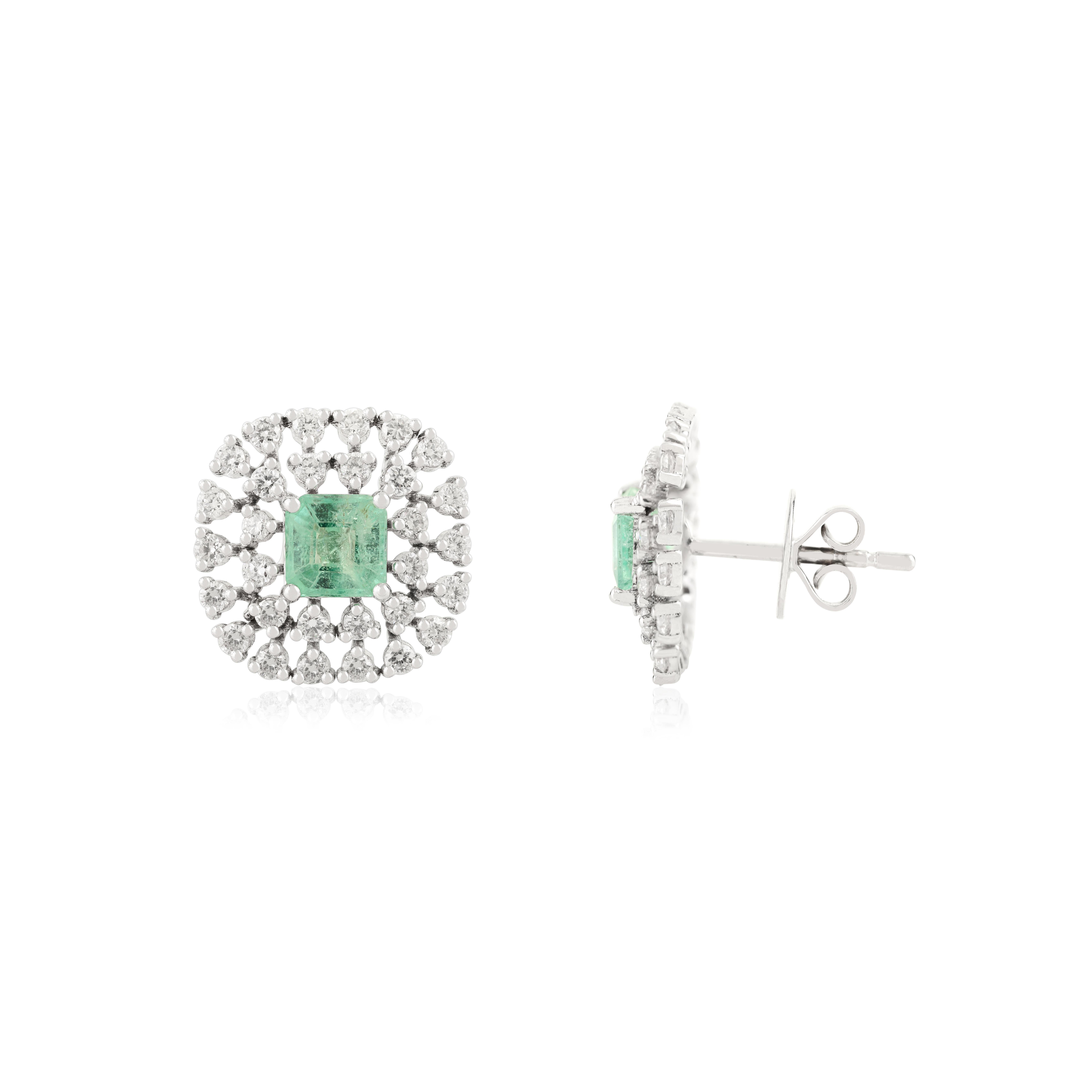 Art Deco Stil Sambia Smaragd & Halo Diamant Cushion Ohrstecker in 14k Gold im Zustand „Neu“ im Angebot in New York, NY