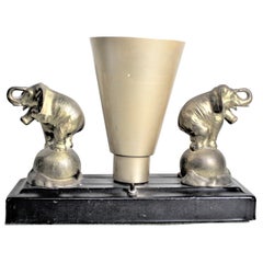 Lampe d'appoint ou de télévision de style Art Déco avec éléphants figuratifs dorés moulés