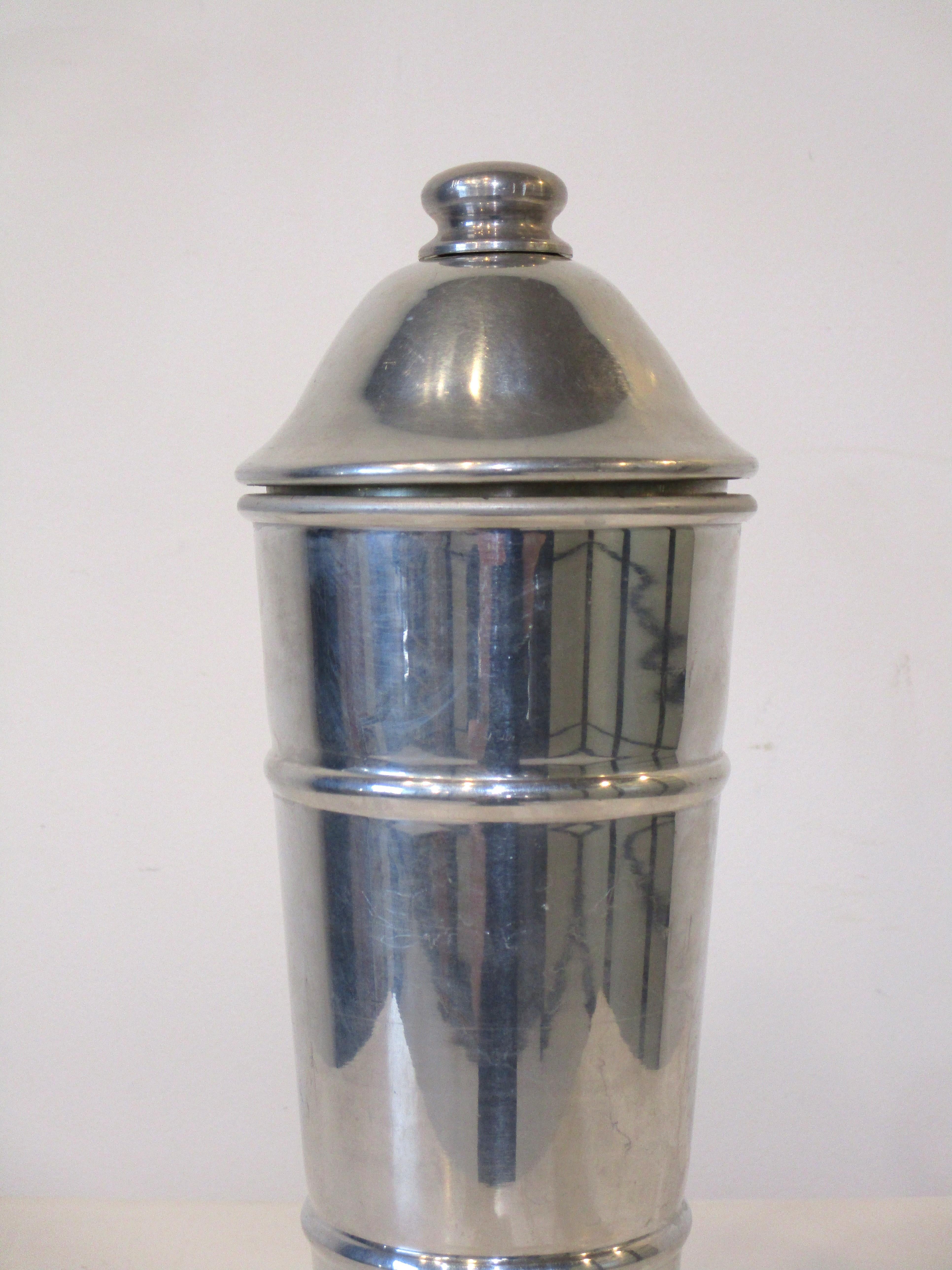 Art Deco styled ribbed aluminum cocktail shaker with built in pour inside the lid manufactured by the Kraftware metal company. A classic form from the period.