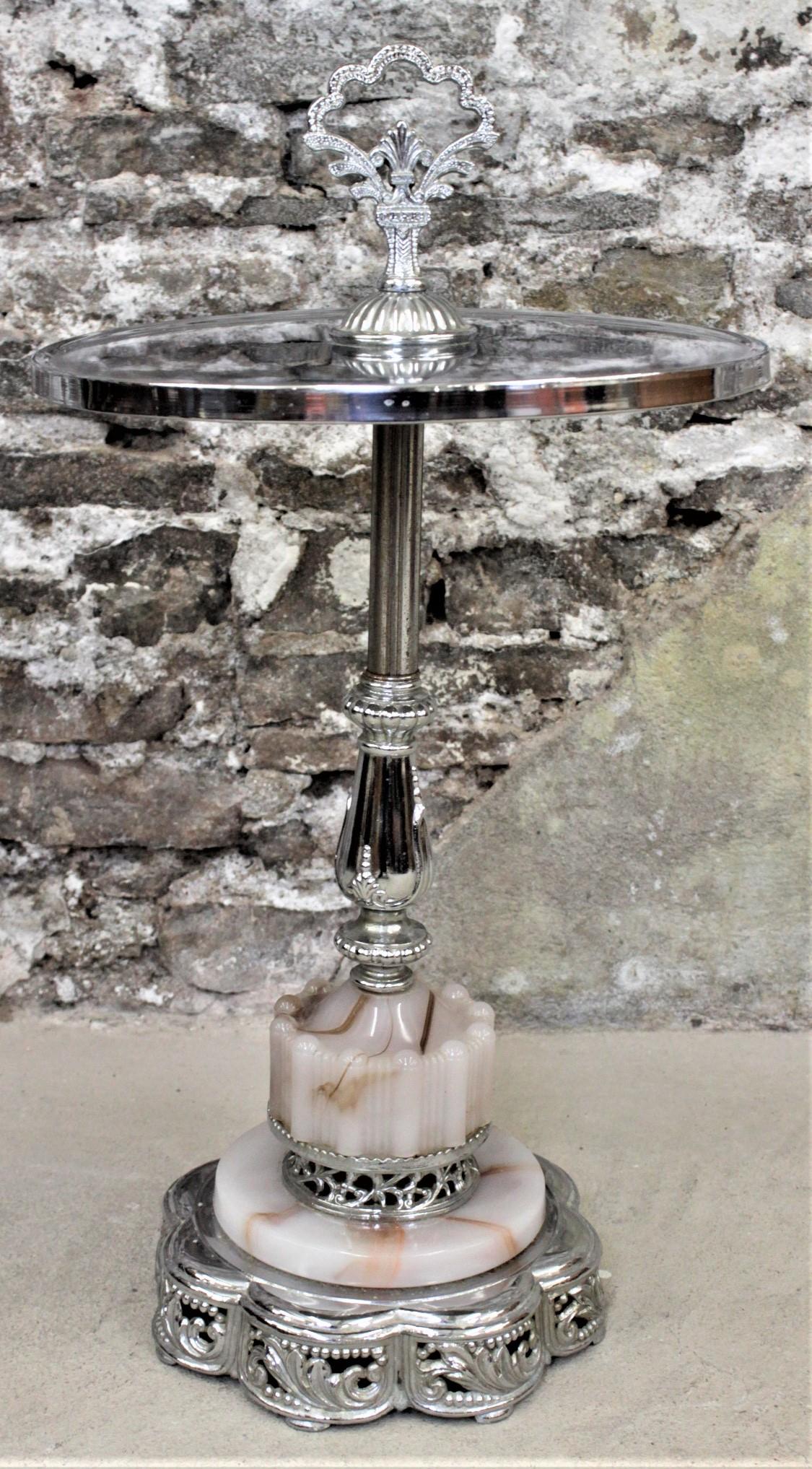 Art déco Table de fumeur ou table d'appoint de style Art Déco en chrome et verre tourbillonnant en vente
