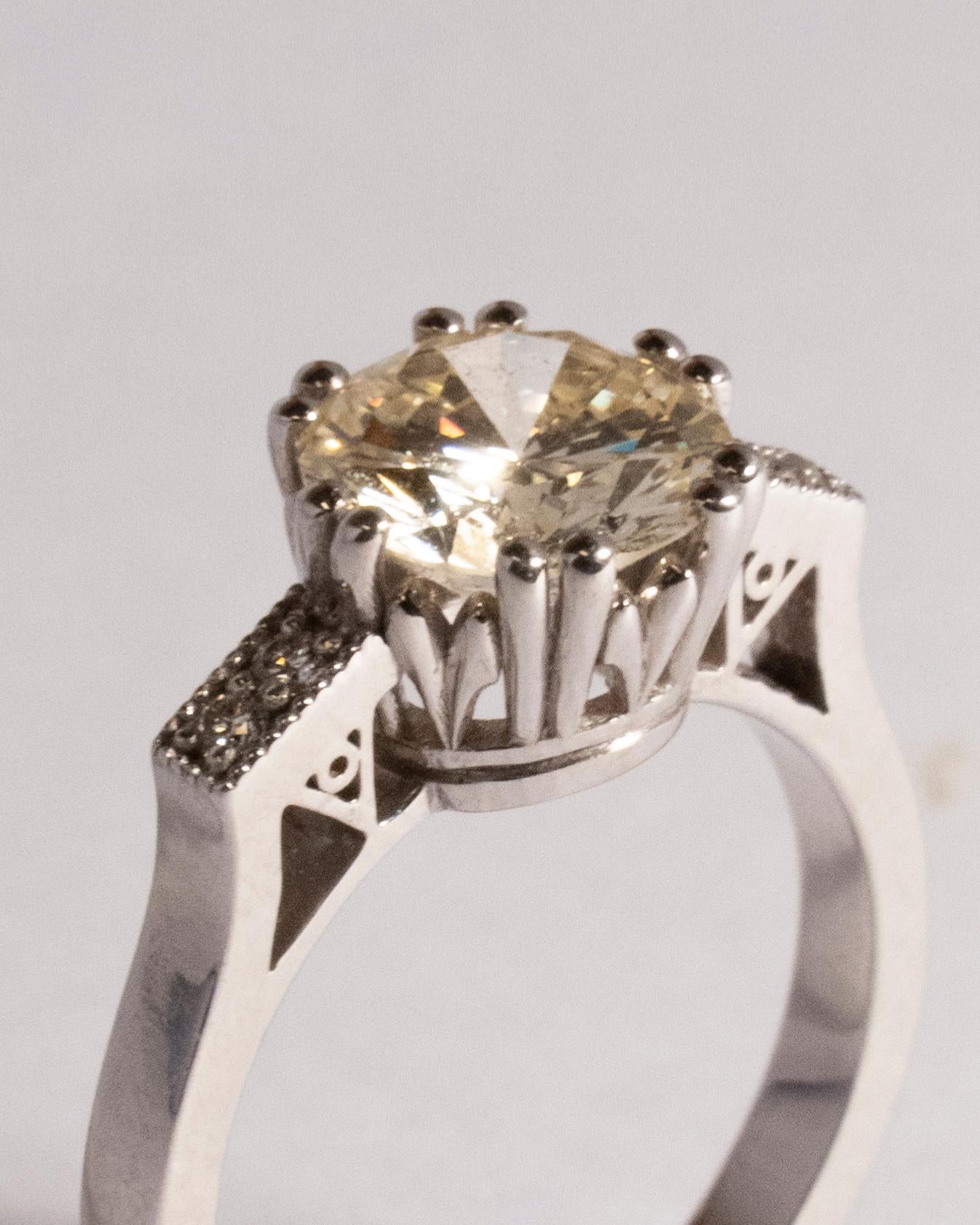 Art-Deco styled diamond ring ‘Vittoria’ with a 2ct Antique light yellow Diamond In New Condition For Sale In Stockholm, SE