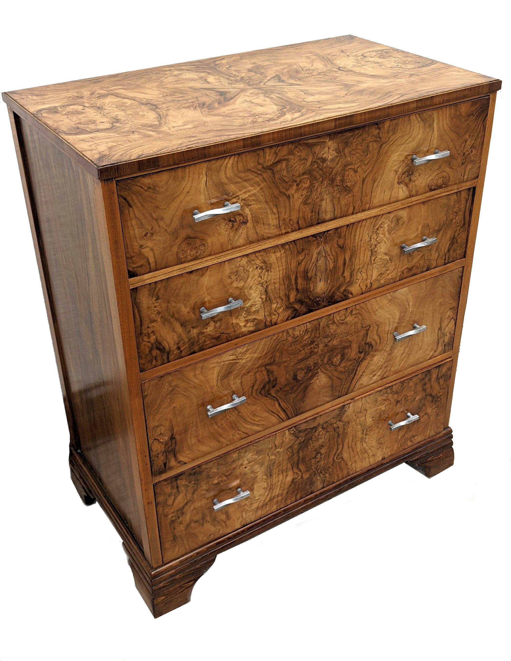 Art Deco Stylish Burr Walnut Chest Of Four Drawers, English c1930's In Good Condition For Sale In Devon, England