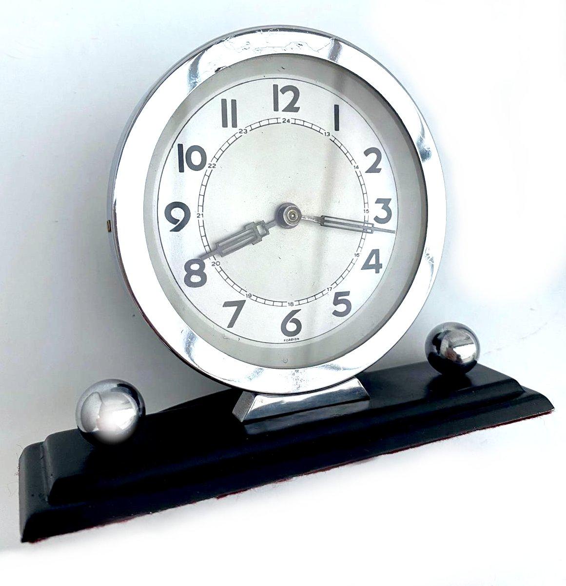 20th Century Art Deco Stylish Desk Clock Fully Serviced, English, c1930s For Sale