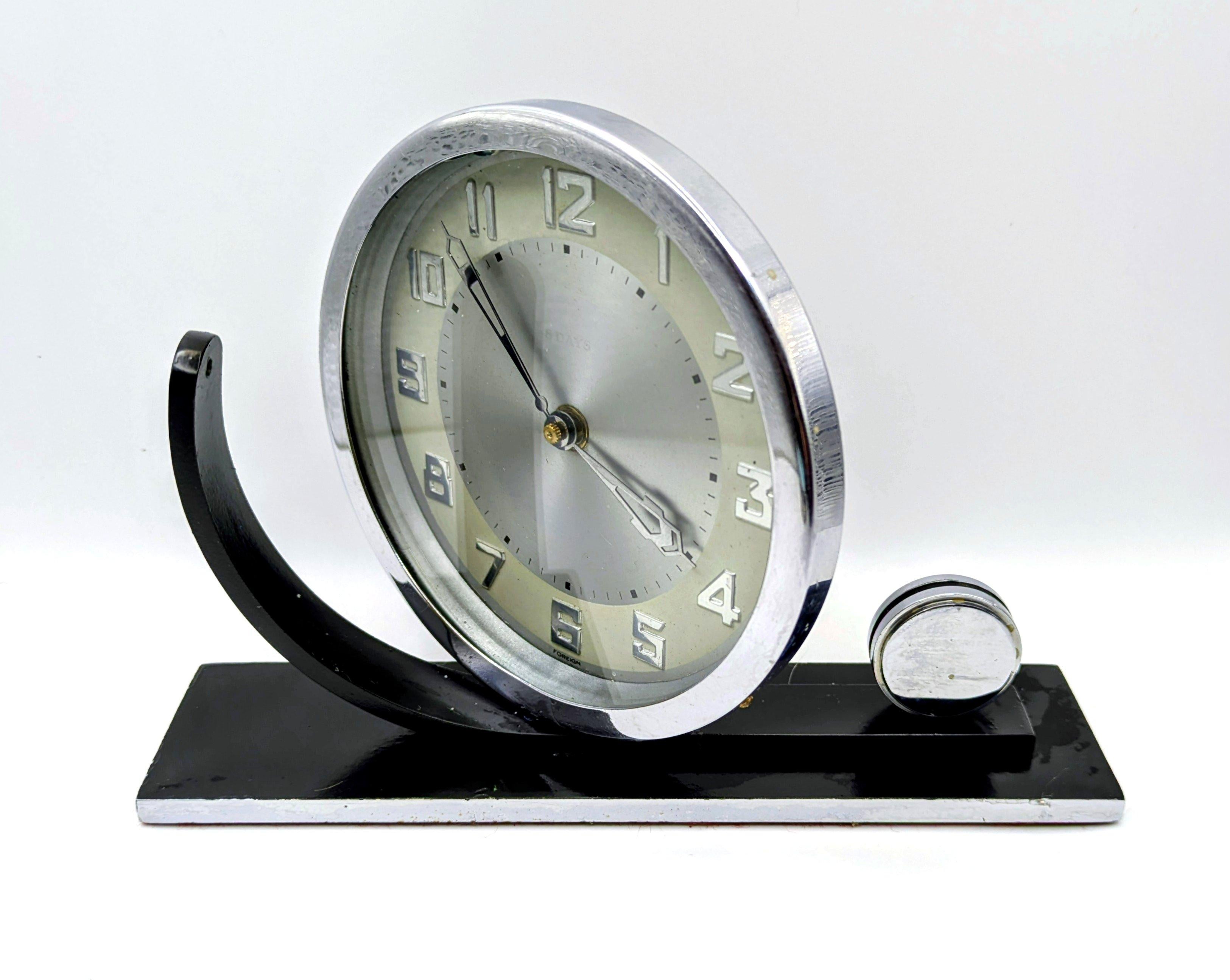 Art Deco Stylish Desk Clock With 8 Day Movement , English, c1930s In Good Condition For Sale In Devon, England