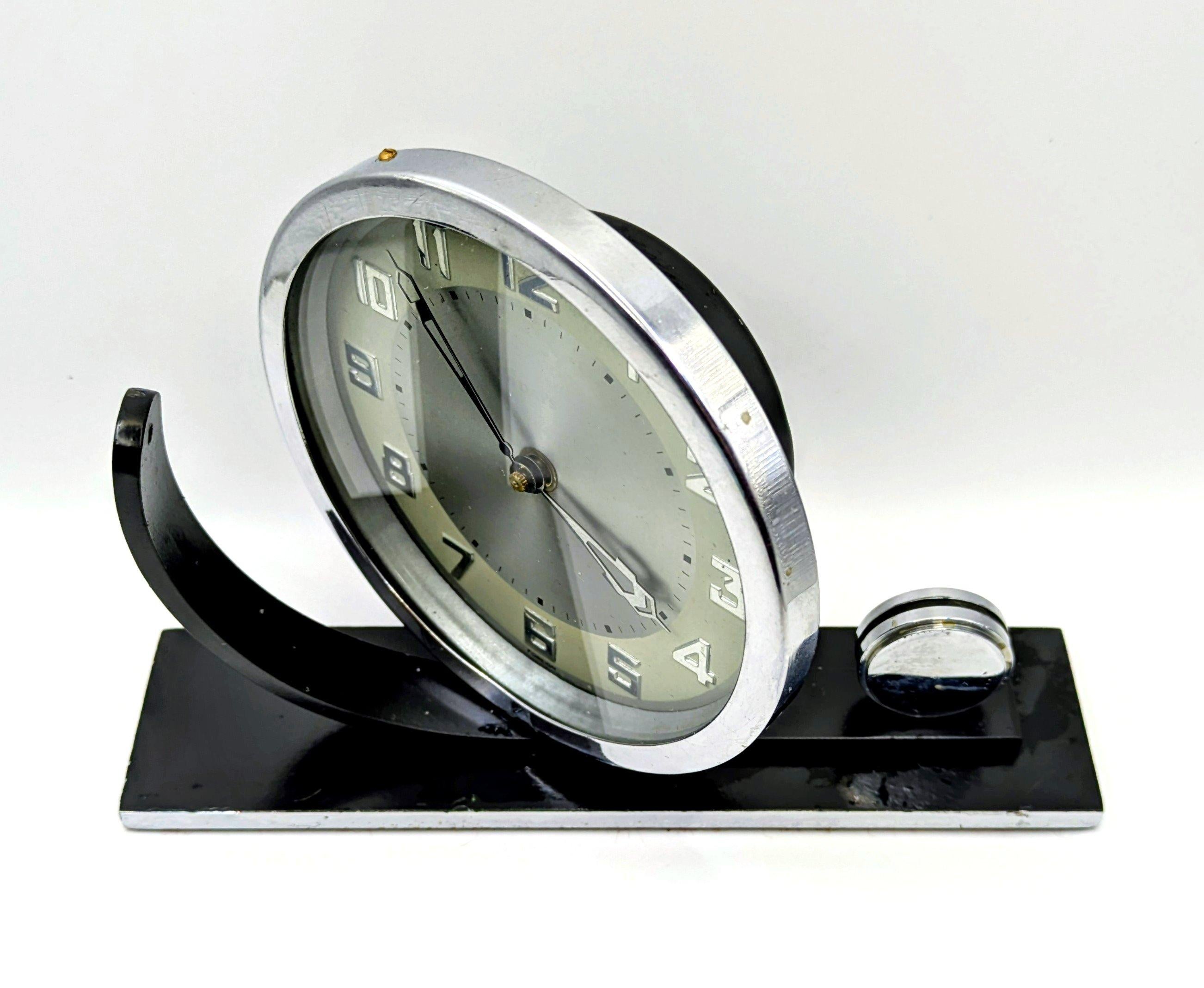 20th Century Art Deco Stylish Desk Clock With 8 Day Movement , English, c1930s For Sale