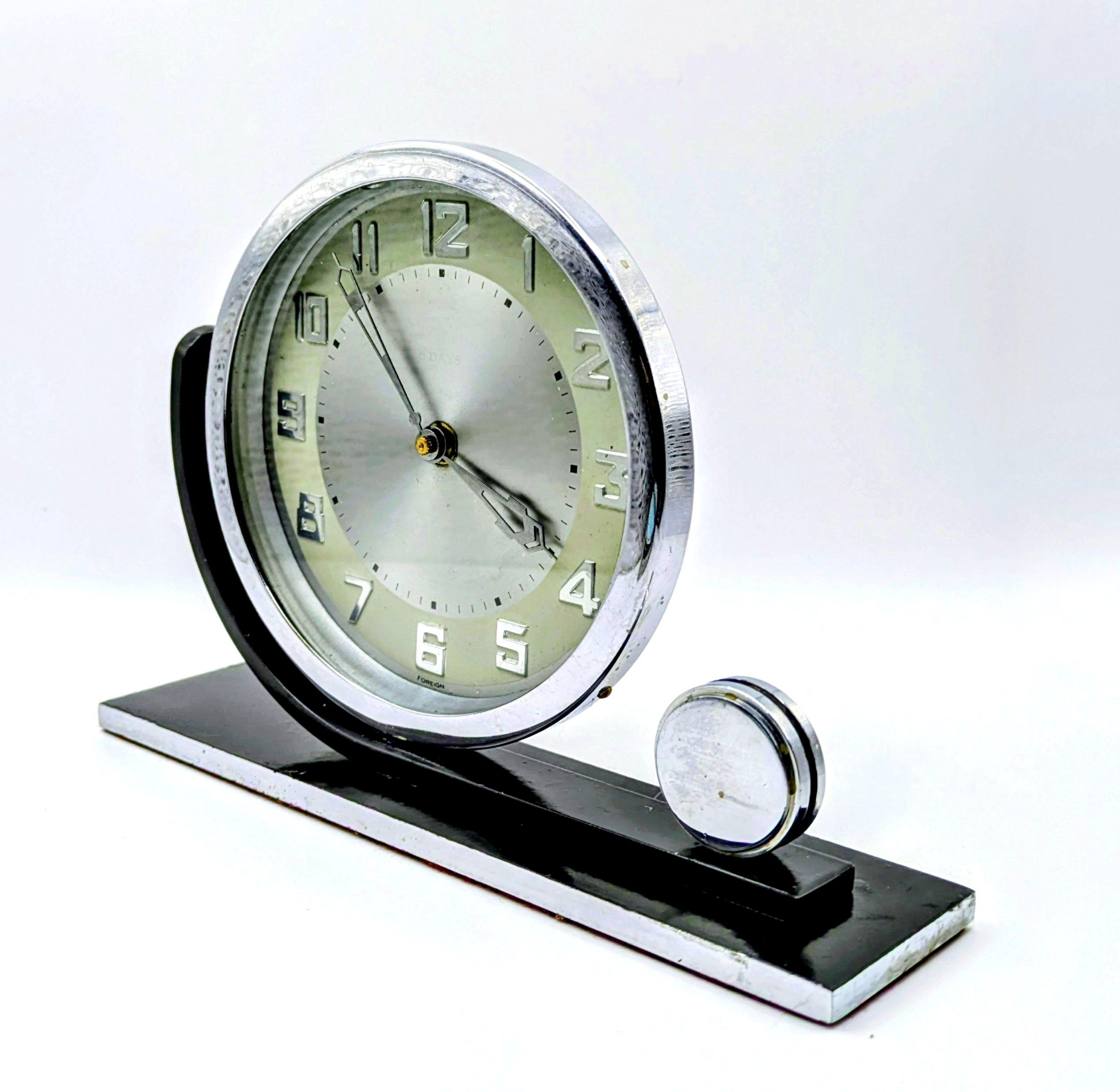 Art Deco Stylish Desk Clock With 8 Day Movement , English, c1930s For Sale 1