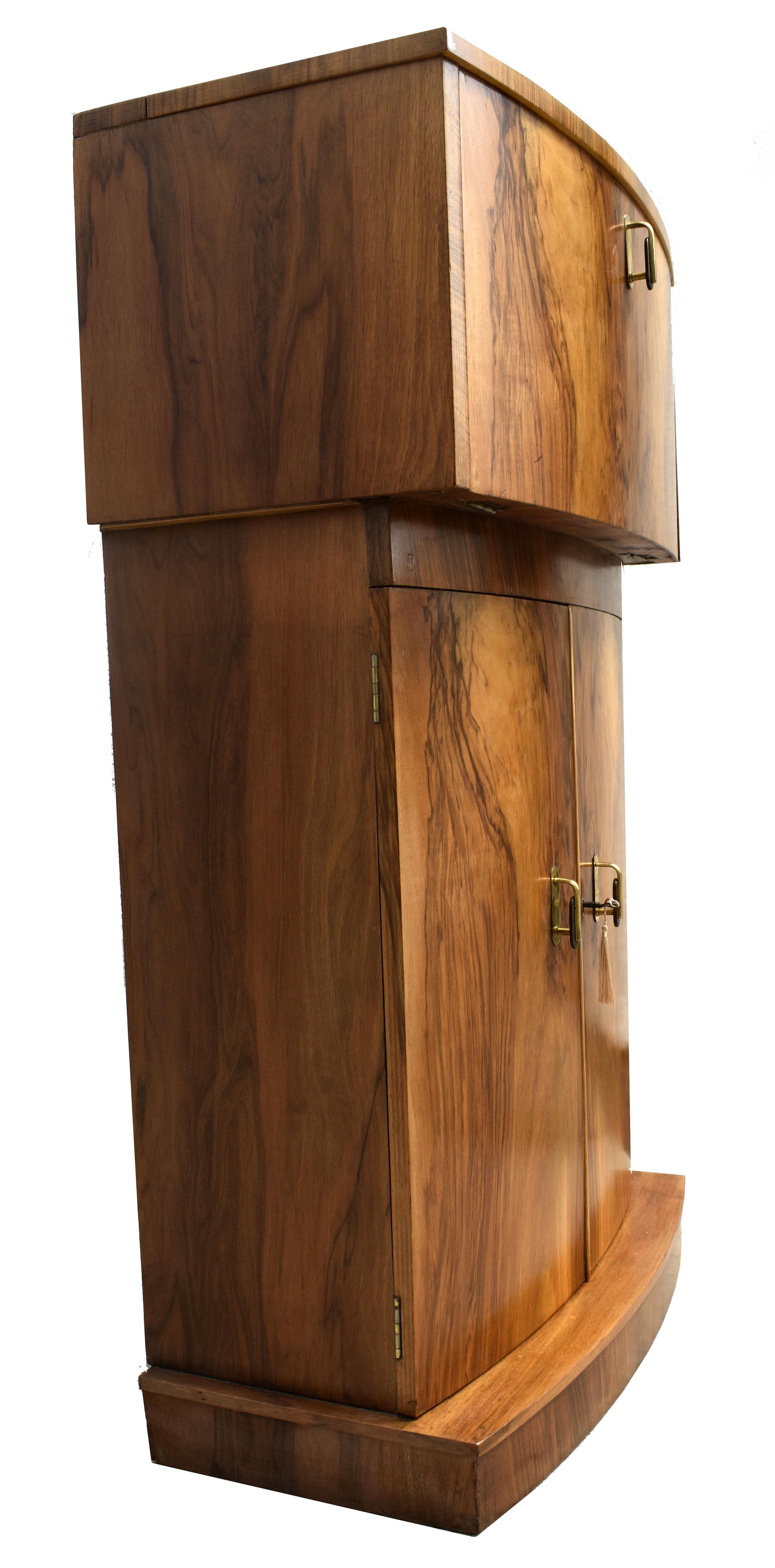 Art Deco Stylish Figured Walnut Cocktail Cabinet Dry Bar, English, c1930 In Good Condition For Sale In Devon, England
