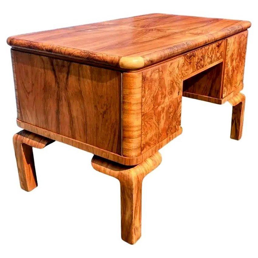 20ième siècle Bureau Art Déco en noyer figuré, c1930 en vente