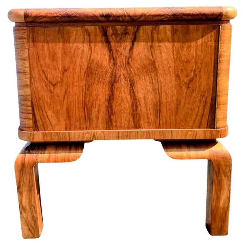 Laiton Bureau Art Déco en noyer figuré, c1930 en vente