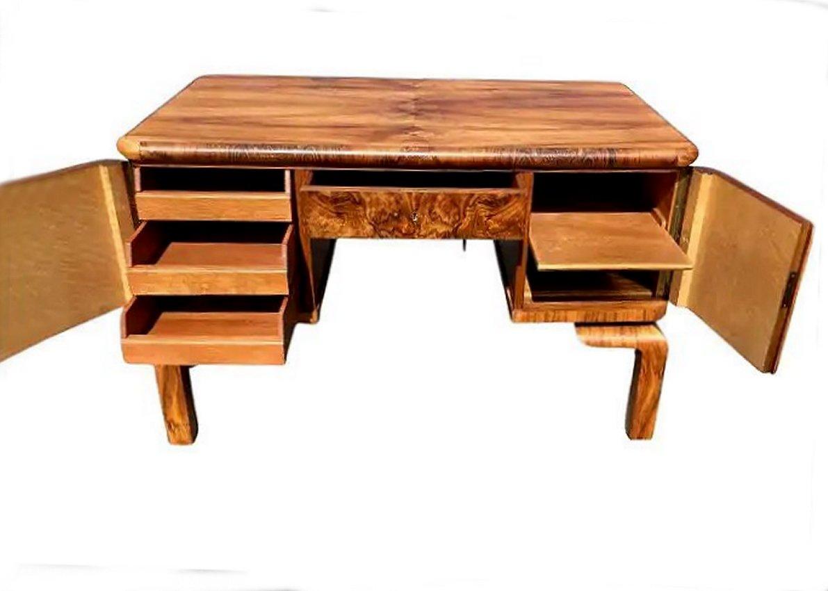 Bureau Art Déco en noyer figuré, c1930 Bon état - En vente à Devon, England