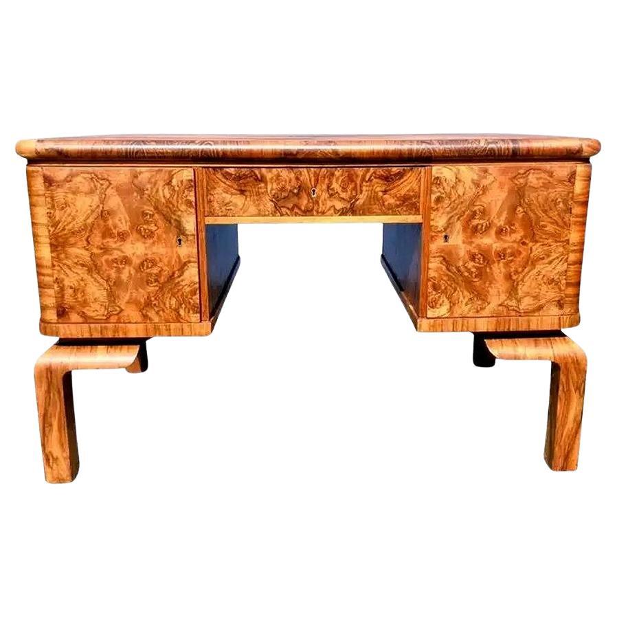 Bureau Art Déco en noyer figuré, c1930 en vente