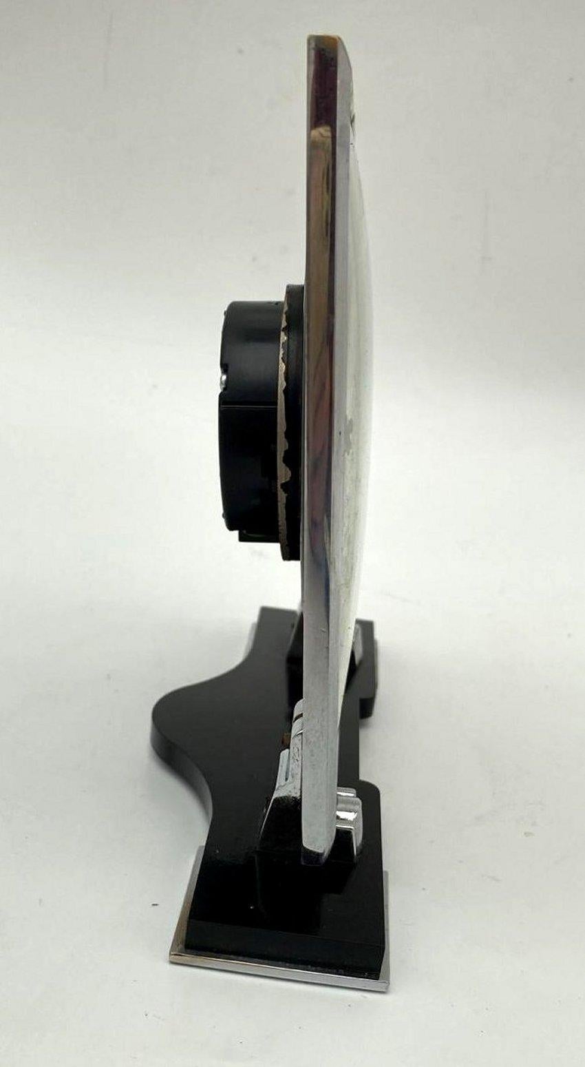 Si tratta di uno splendido orologio cromato Art Deco di qualità realizzato dagli orologiai inglesi Smith & Smith - ha un movimento convertito al quarzo ed è in ottimo stato di funzionamento essendo stato completamente revisionato da un orologiaio