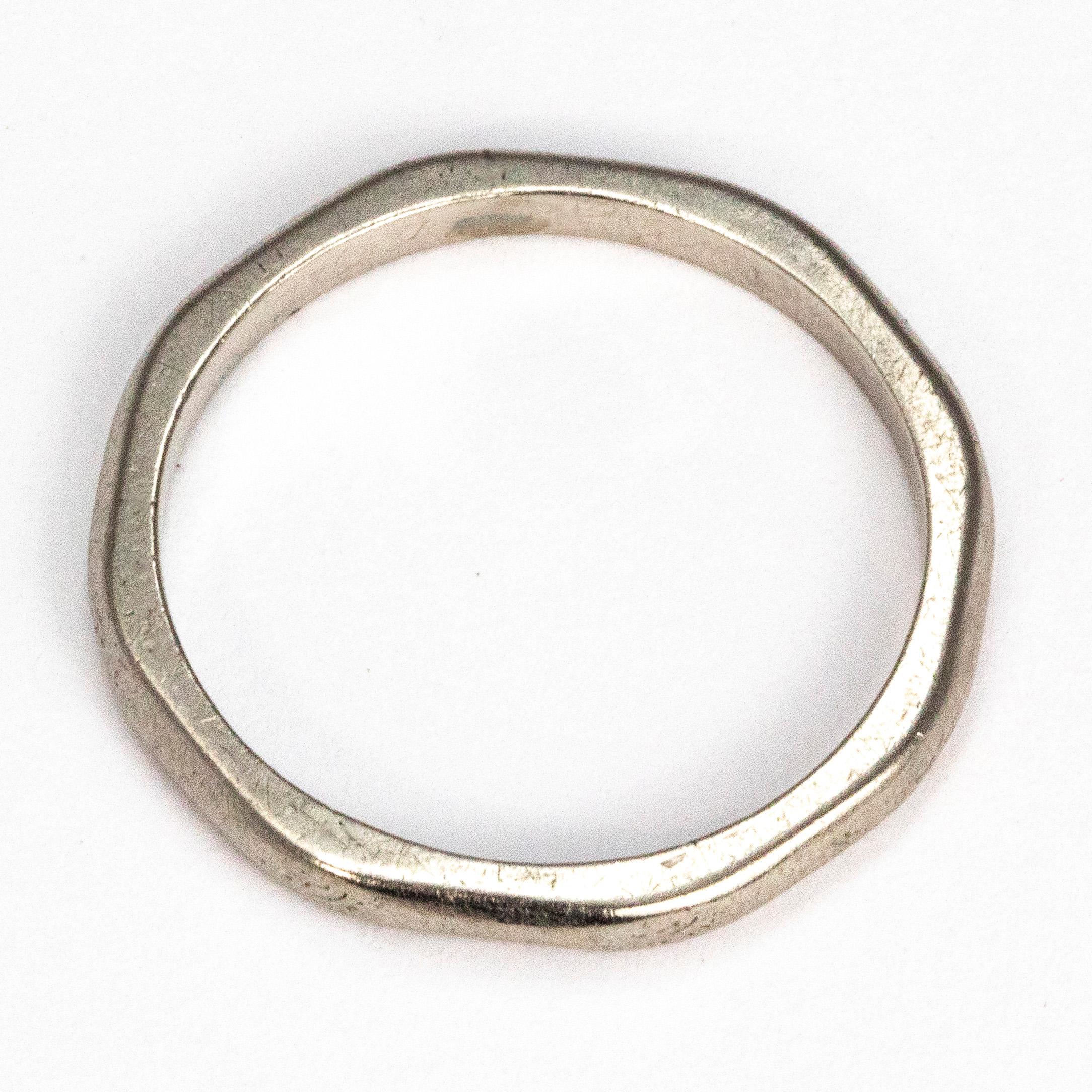 This gorgeous platinum band has smooth and straight edges all the way around which turns this band from being a plain glossy band to a decorative one.   

Ring Size: O or 7 
Band Width: 1.5mm 
