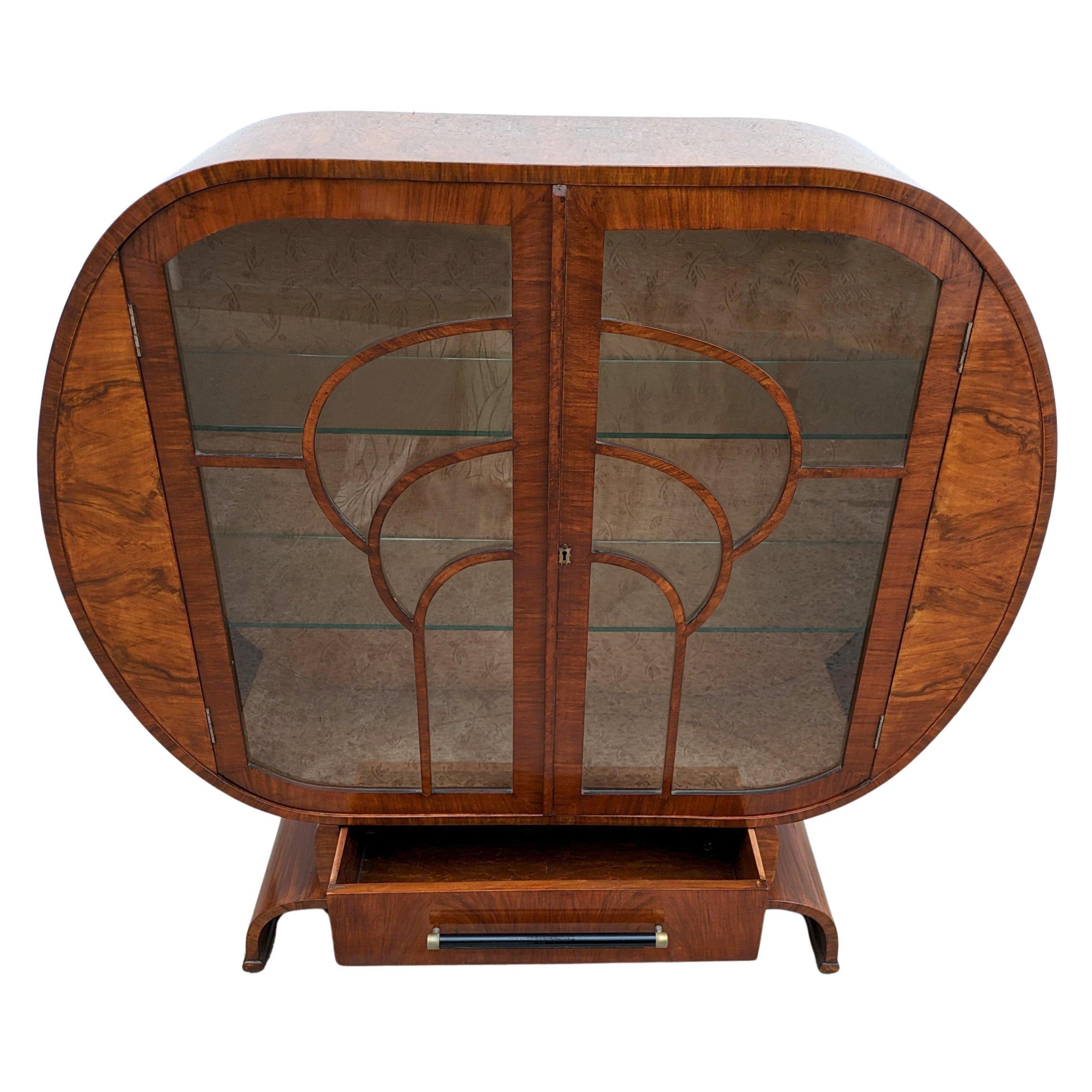 20ième siècle Vitrine Art Déco en noyer, anglais, années 1930 en vente