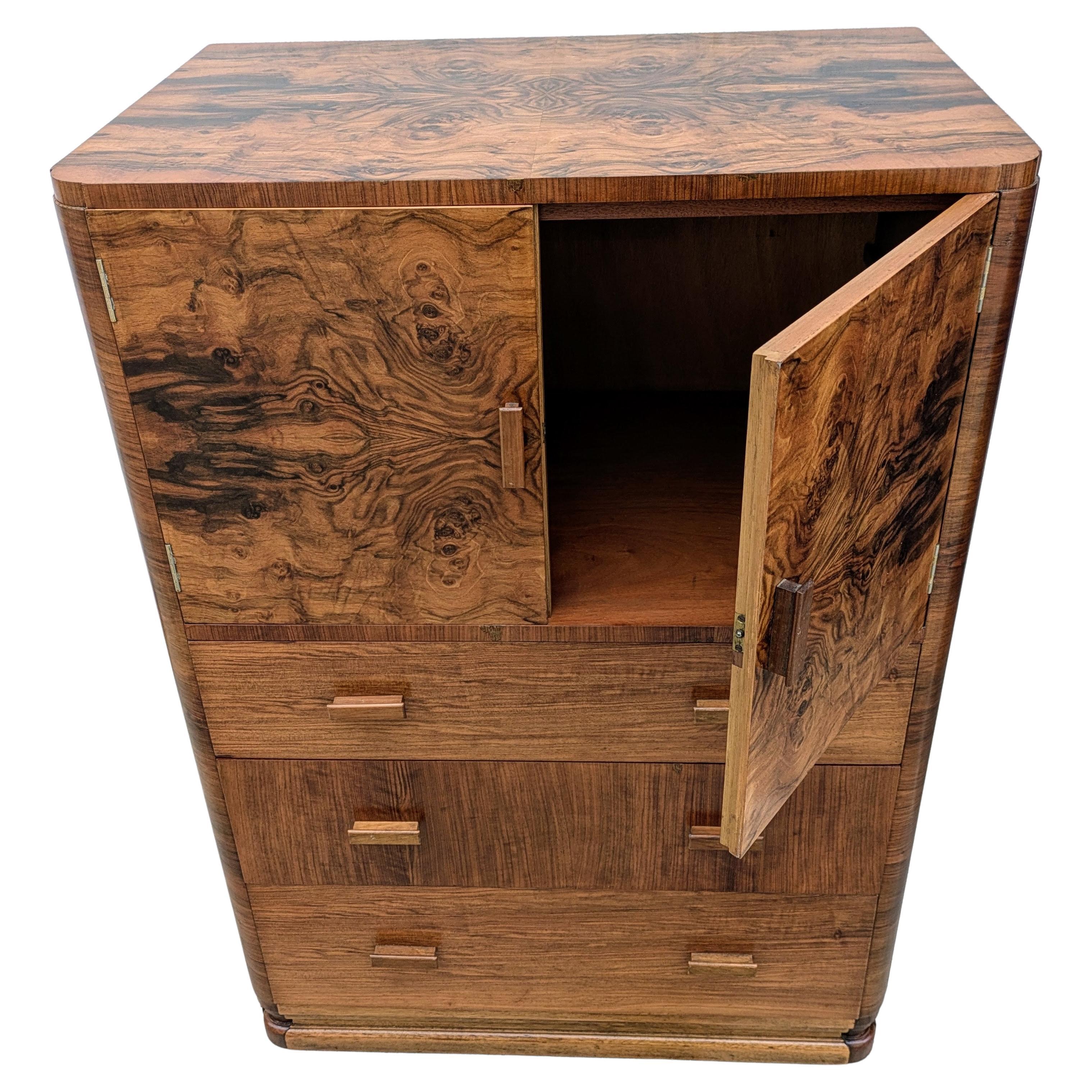 Art Deco in stile noce  Pressa per lino, Tallboy, Inglese, c1930 In condizioni buone in vendita a Devon, England