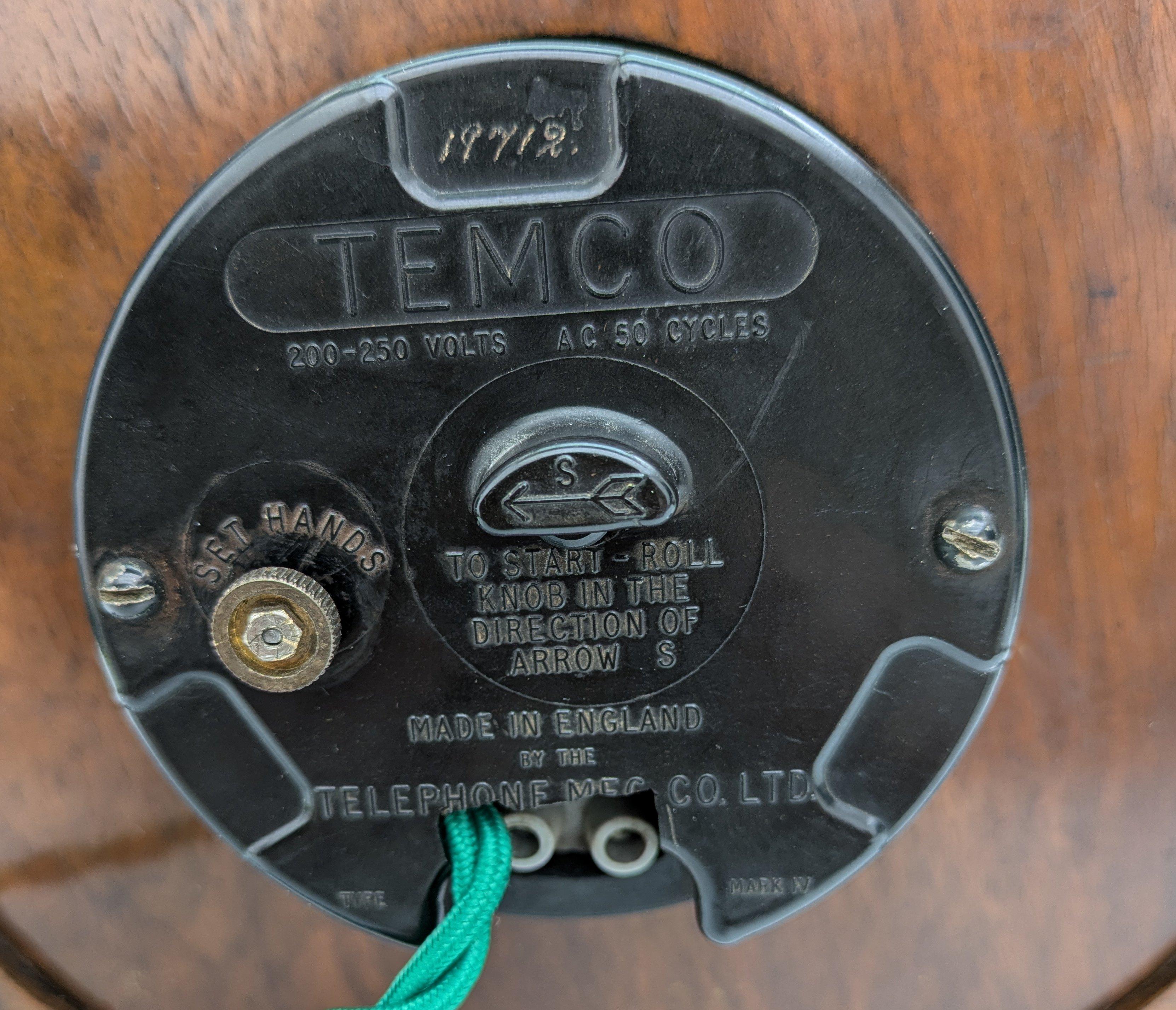 Art Deco Stylish Walnut Mantle Clock, English, c1930 For Sale 1