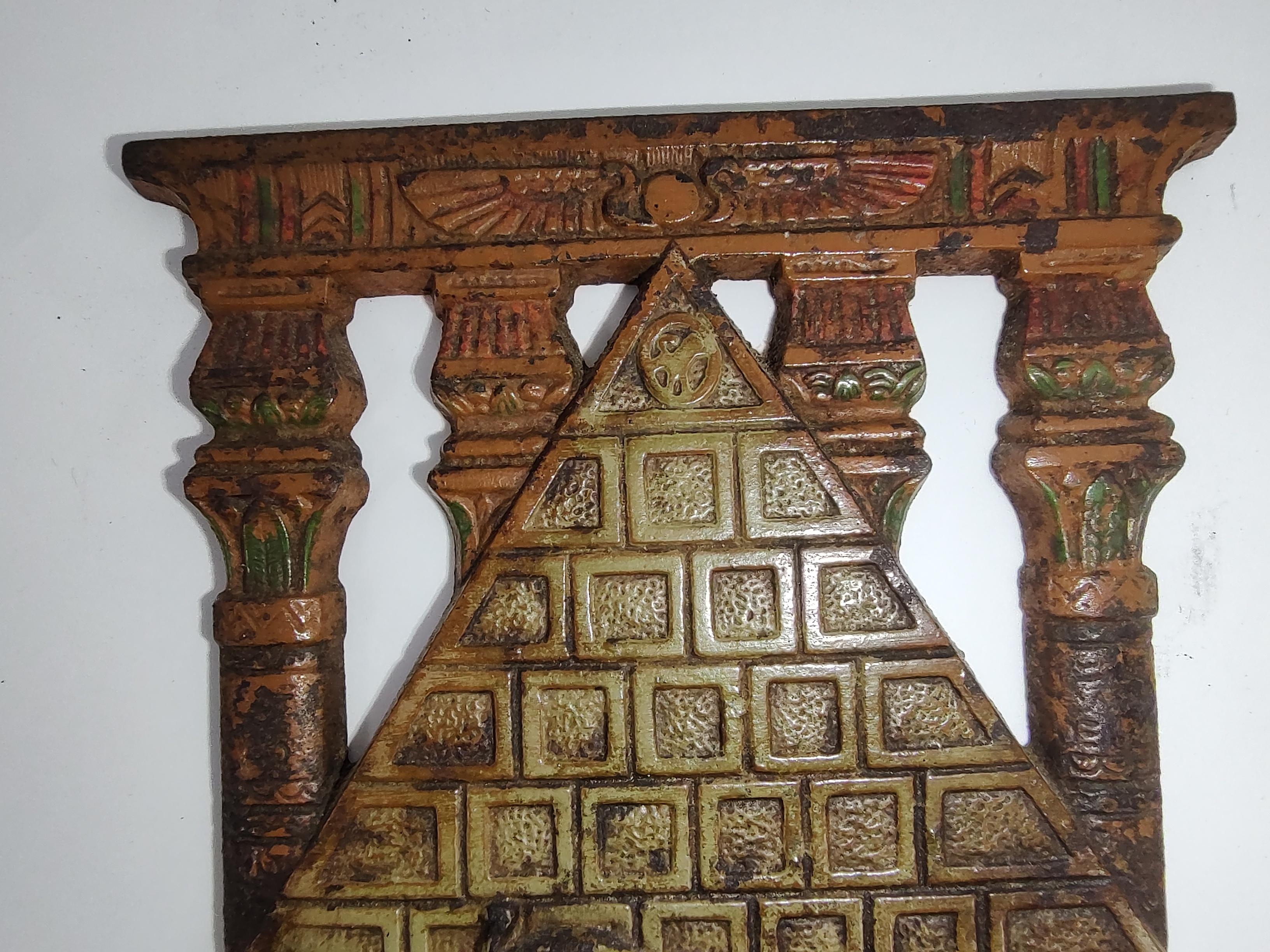 Américain Sphinx de porte Art Déco en fonte stylisée avec pyramide et peinture d'origine en vente