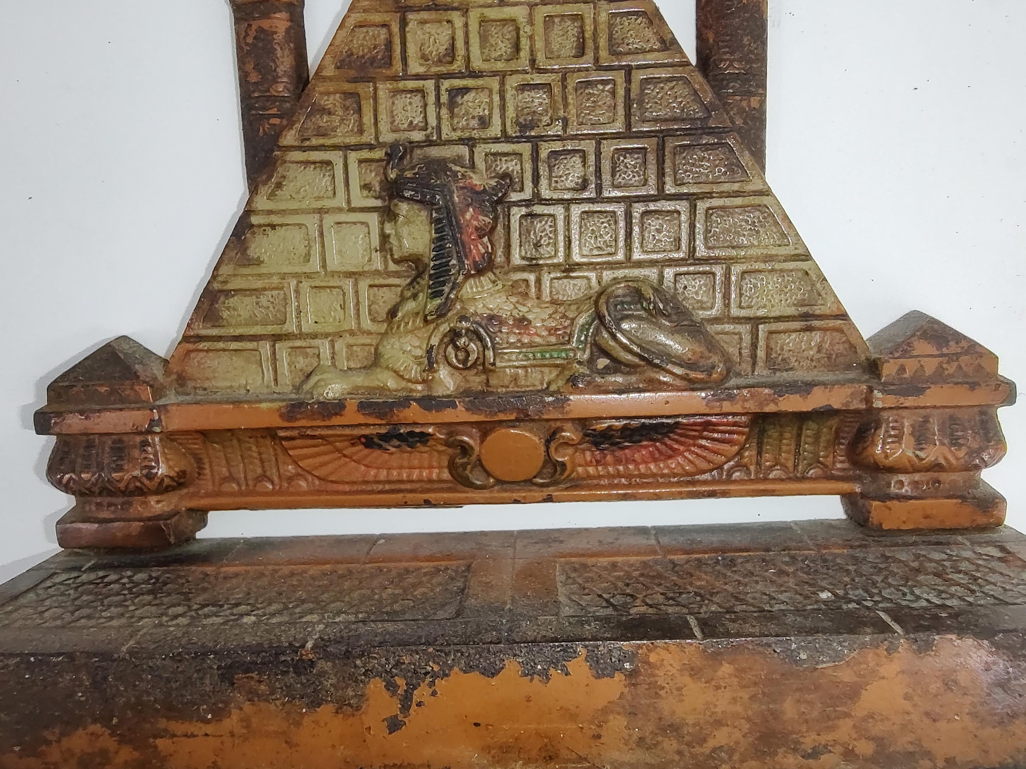 Moulage Sphinx de porte Art Déco en fonte stylisée avec pyramide et peinture d'origine en vente