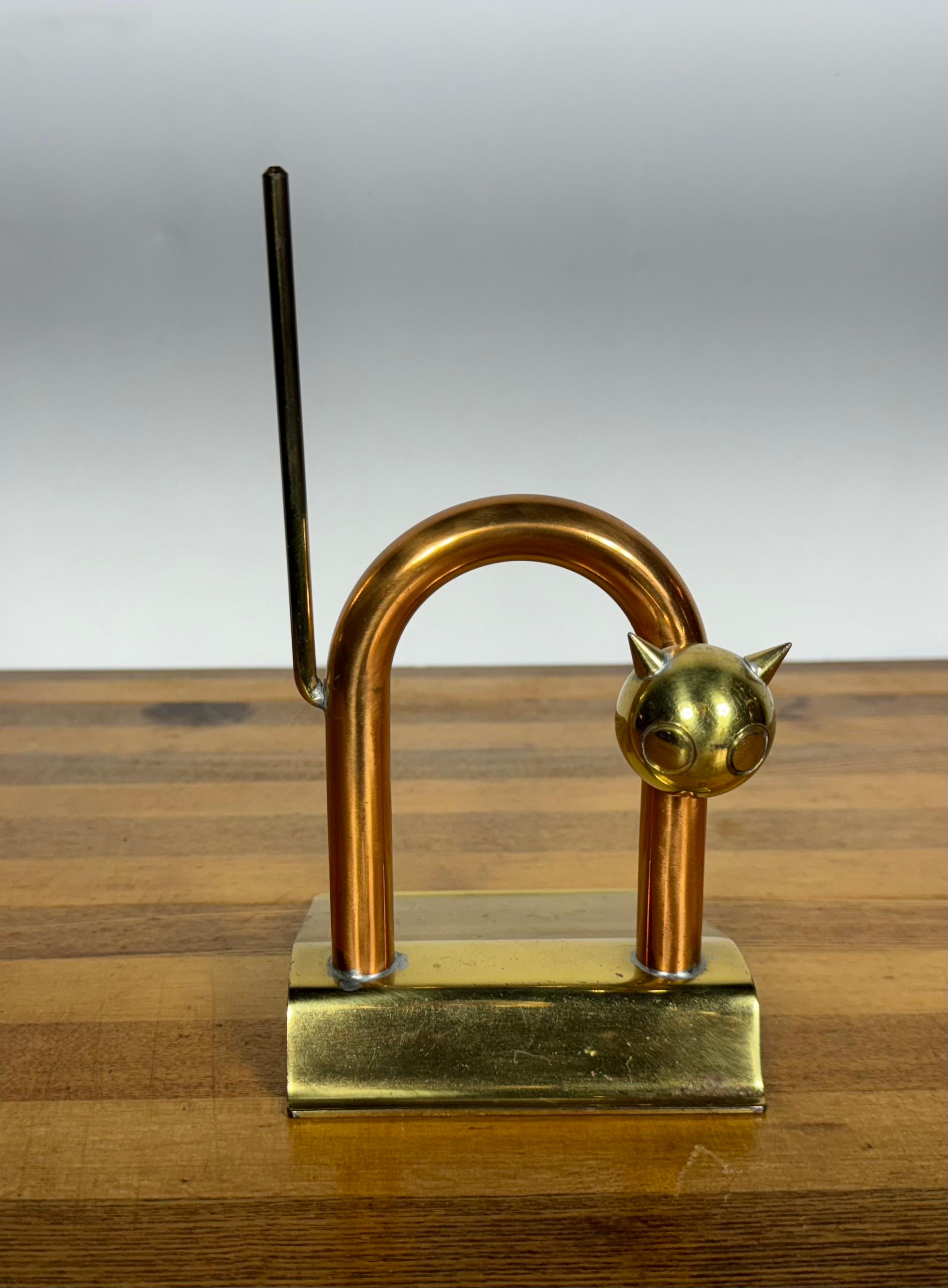 Favoloso design semplice ma elegante di Walter Von Neesen per Chase, circa 1935. Ottone e rame stilizzato a forma di gatto arcuato. Un reperto raro. In eccellenti condizioni vintage con un'usura minima.
