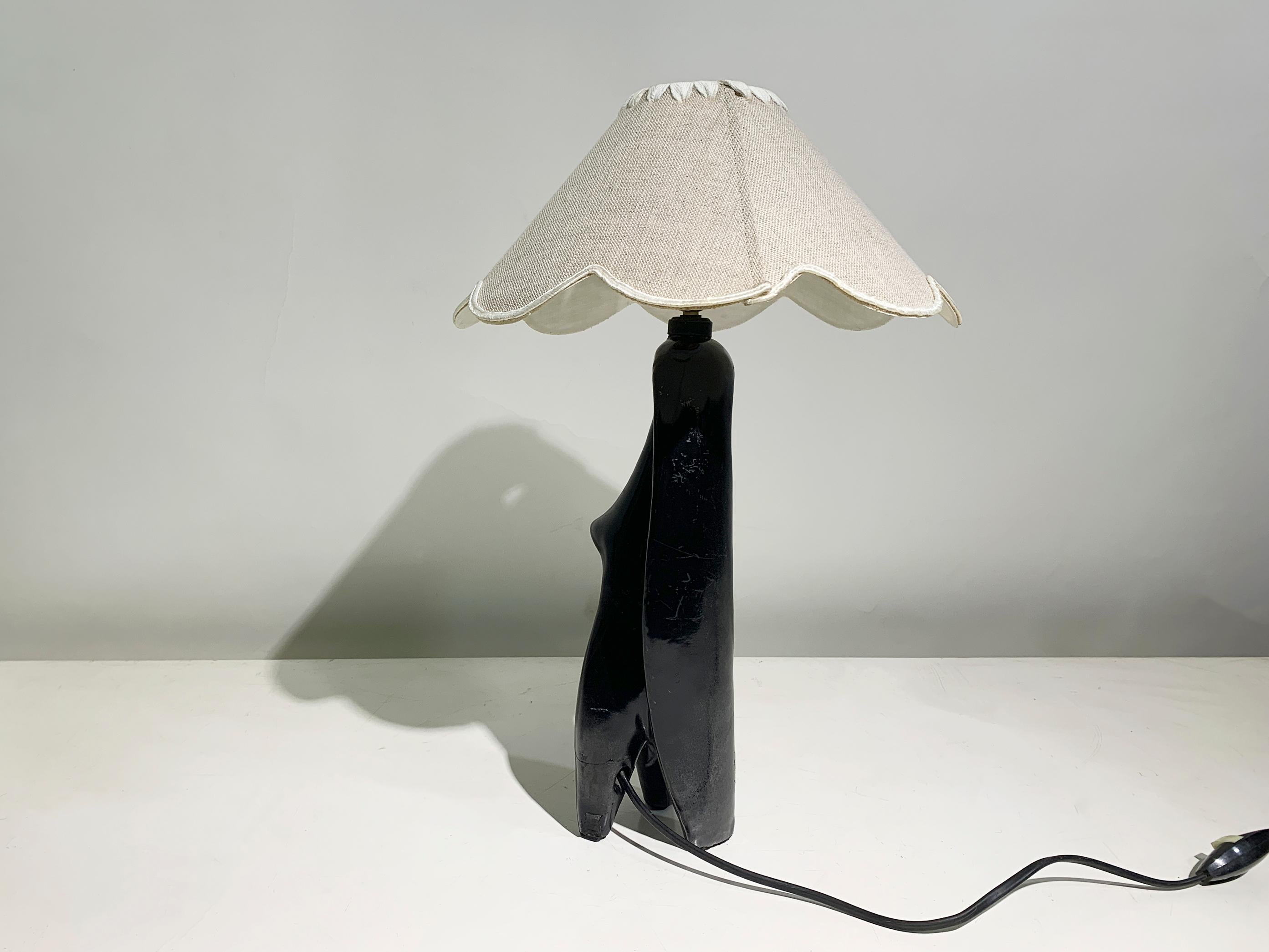 Art Deco Stylized Woman Figure Sculptural Table Lamp in Black Terracotta, France In Good Condition For Sale In Beirut, LB