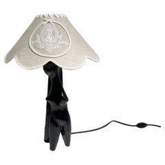 Skulpturale Art-déco-Tischlampe mit stilisierter Fraufigur aus schwarzer Terrakotta in Stil des Art déco, Frankreich